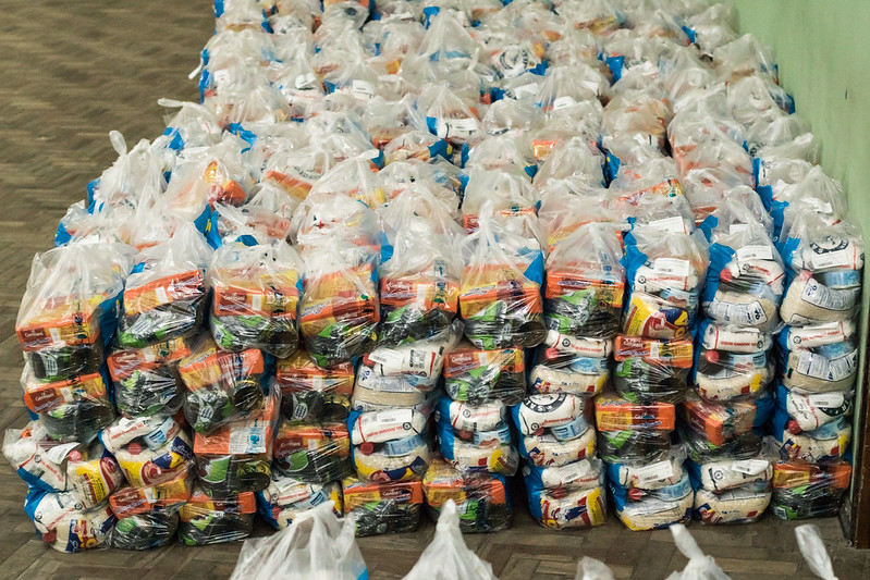 Prefeitura orienta todas as famílias dos alunos de escolas municipais a retirarem seus kits de alimento, independente da situação social. Outros projetos atendem exclusivamente famílias de alunos mais vulneráveis