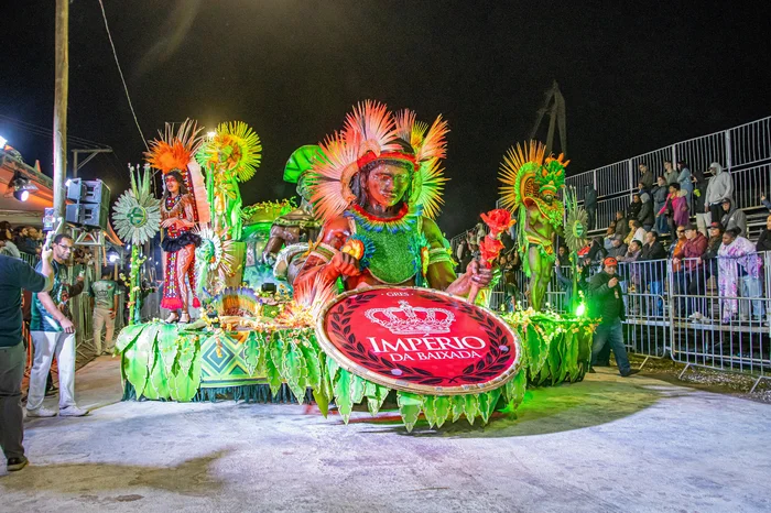 Três escolas do Grupo Especial e quatro mirins vão disputar os títulos do Carnaval de Pelotas 2026 na Passarela do Samba, neste domingo (15)
