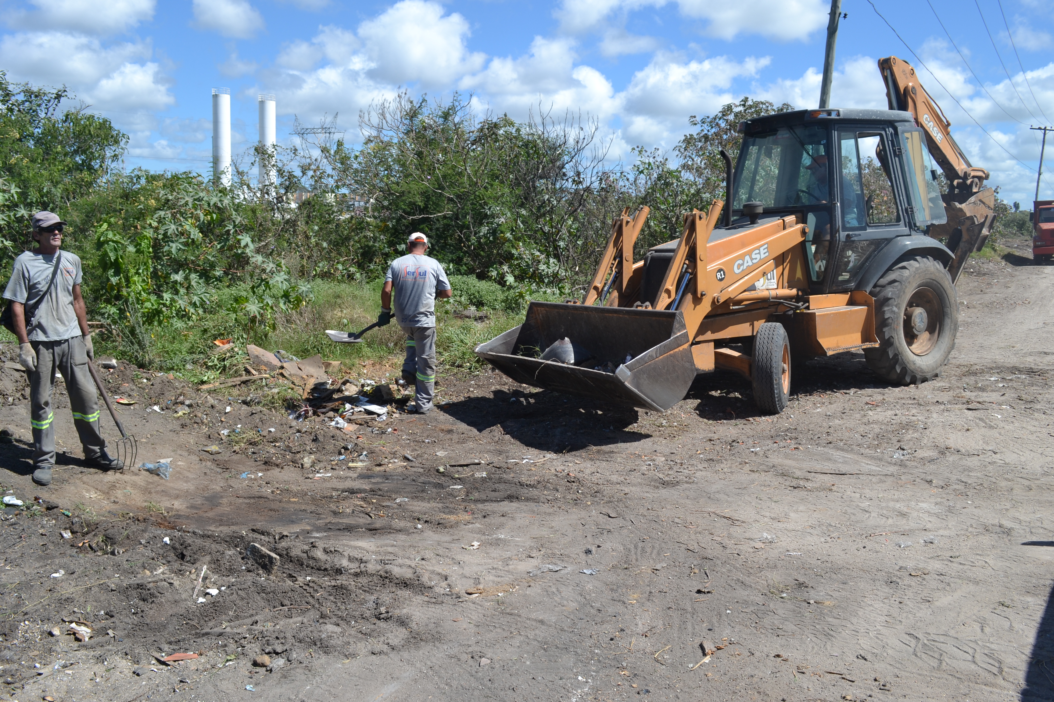 Local recebe descarte irregular de lixo e entulhos