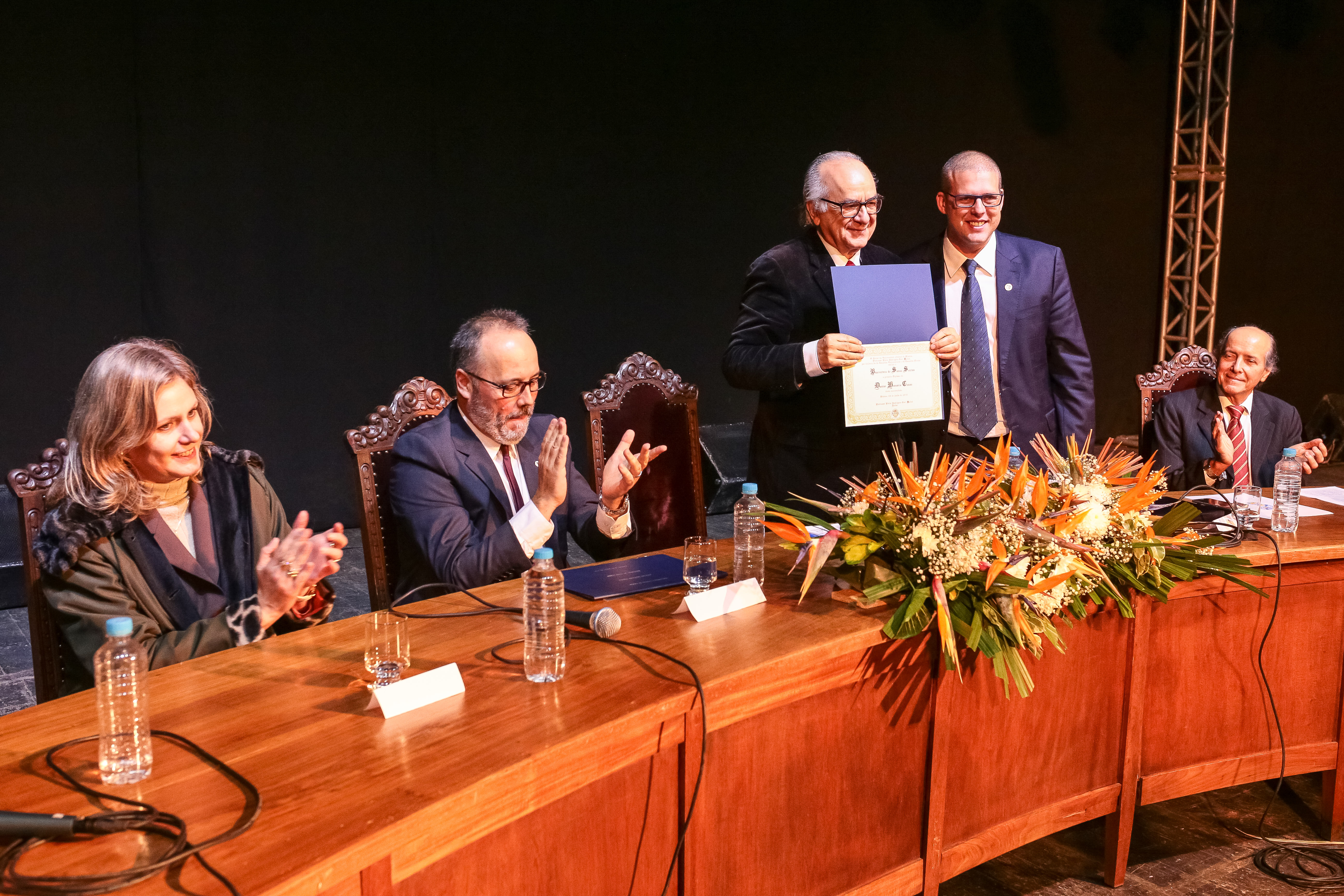 Ato conjunto das universidades católica e federal entregou a honraria ao sociólogo português