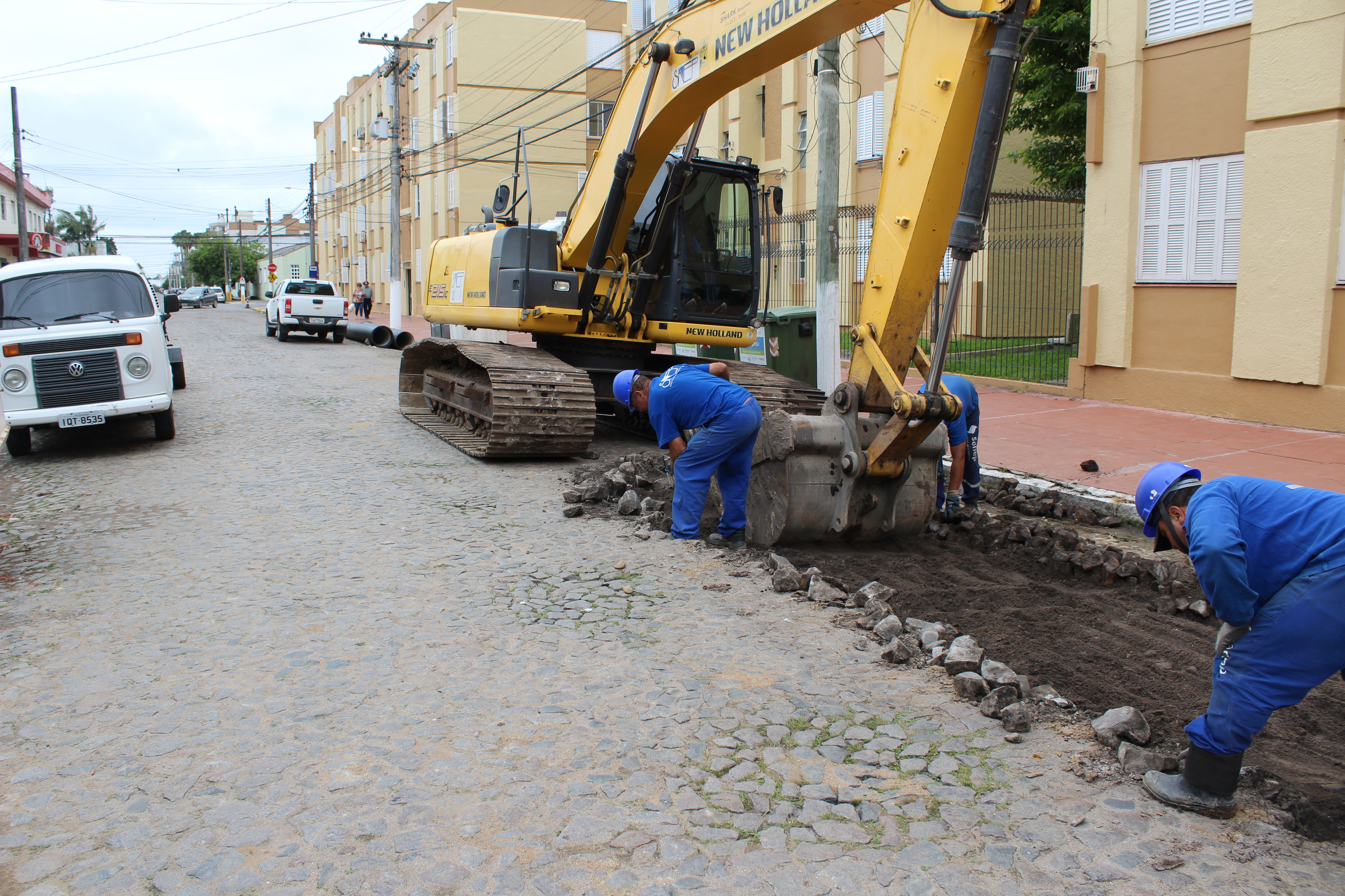 Tubulação é colocada na rua Barão de Azevedo Machado, entre Santa Tecla e Deodoro