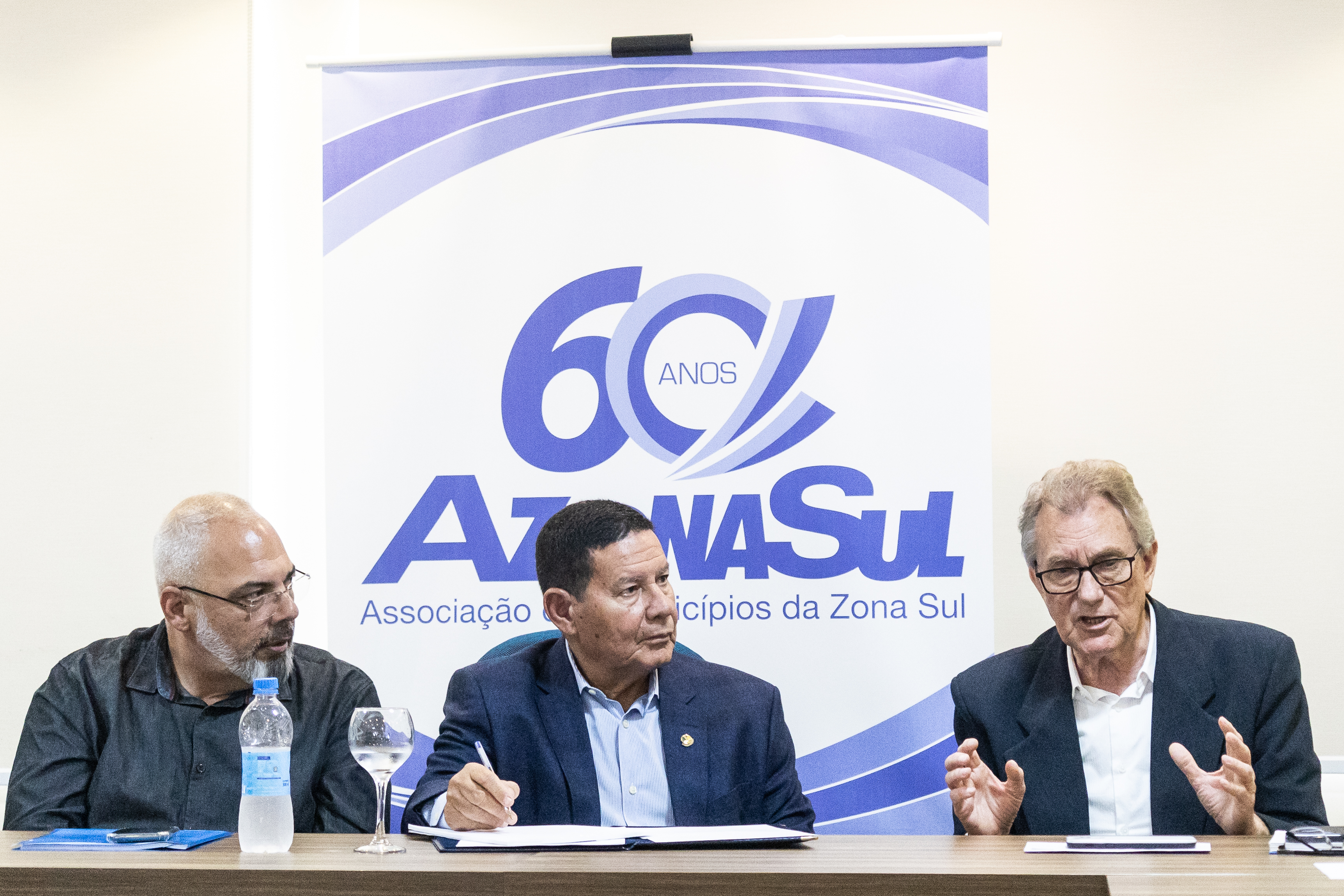 Em reunião da Azonasul, senador se comprometeu em incluir a região na destinação de recursos referentes a emendas