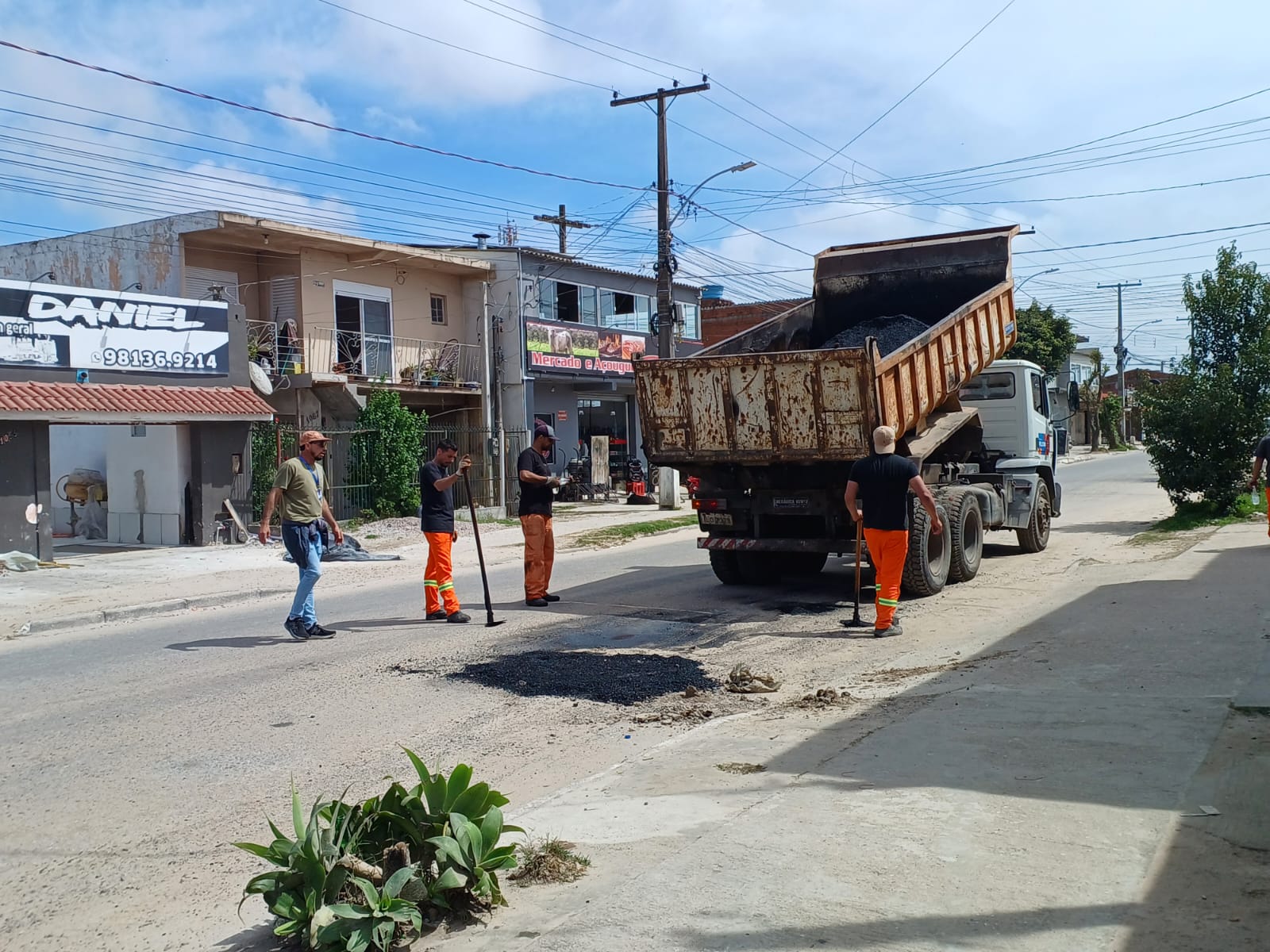 Equipes atuam para melhorar as condições de tráfego da av. Ulysses Guimarães, no Dunas, e rua Clio Fiori Druck, na zona norte