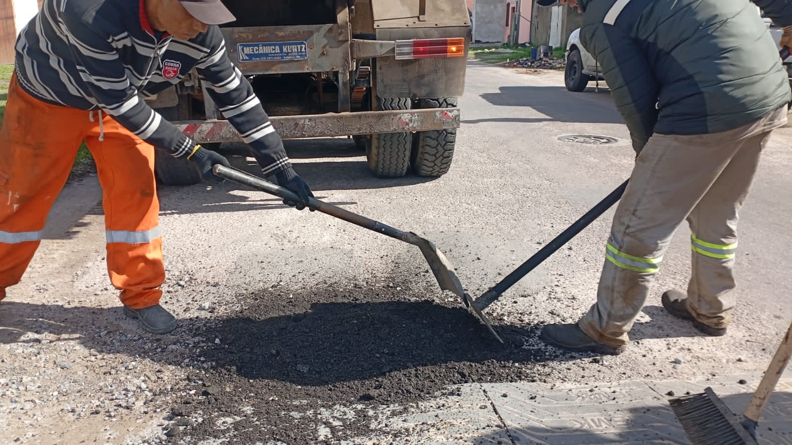 Os reparos beneficiaram as Três Vendas, Areal e Centro. Outra equipe continuou melhorias no canteiro da Bento