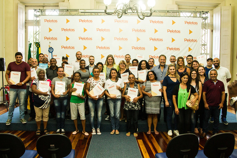 Moradores de áreas regularizadas e de residenciais populares recebem documentos de seus imóveis e capacitação para o trabalho