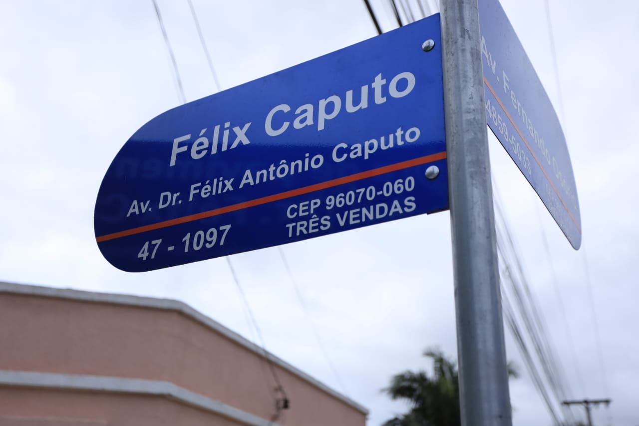 A prefeita Paula Mascarenhas, o vice-prefeito Idemar Barz e o deputado federal Daniel Trzeciak participaram do ato que marcou a entrega da requalificação da avenida da vila Brod
