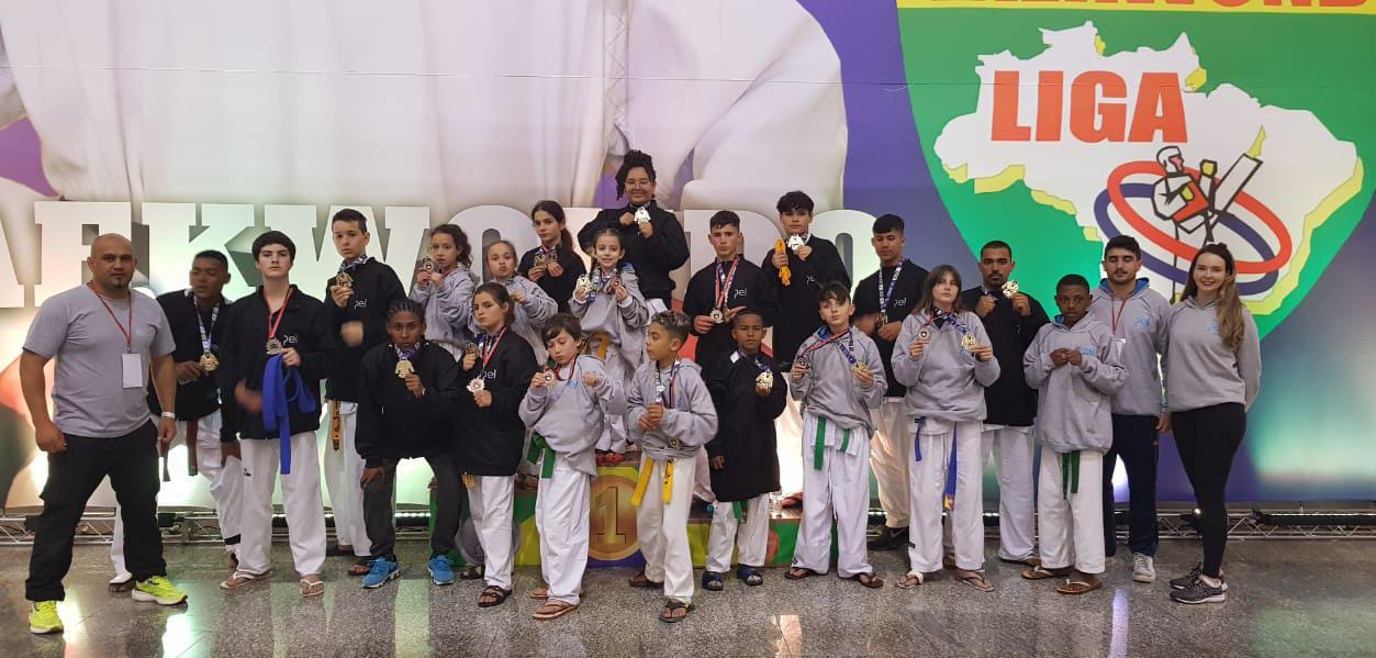Dos 21 atletas dos núcleos Dunas, Vila Santos Dumont e Ginásio Karosso que participaram do evento, 15 jovens conquistaram primeiro ou segundo lugar no evento que reuniu mais de mil participantes