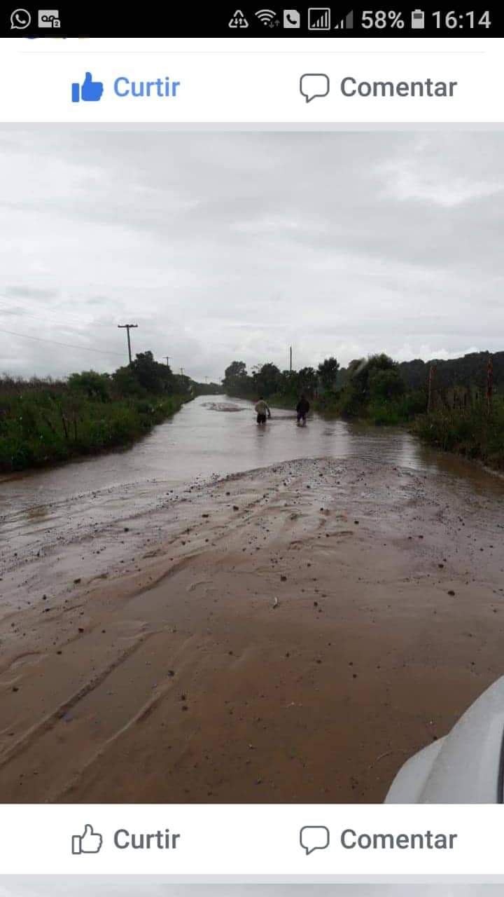 Forte chuva da tarde desta sexta-feira (15) reteve água na estrada e impediu a passagem do trânsito