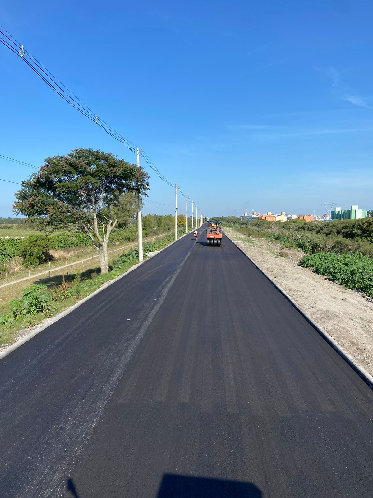 Trecho de 600 metros, onde estão localizadas habitações à beira do canal, será asfaltado quando forem entregues as moradias novas. Obras continuam e já começou a construção de quebra-molas