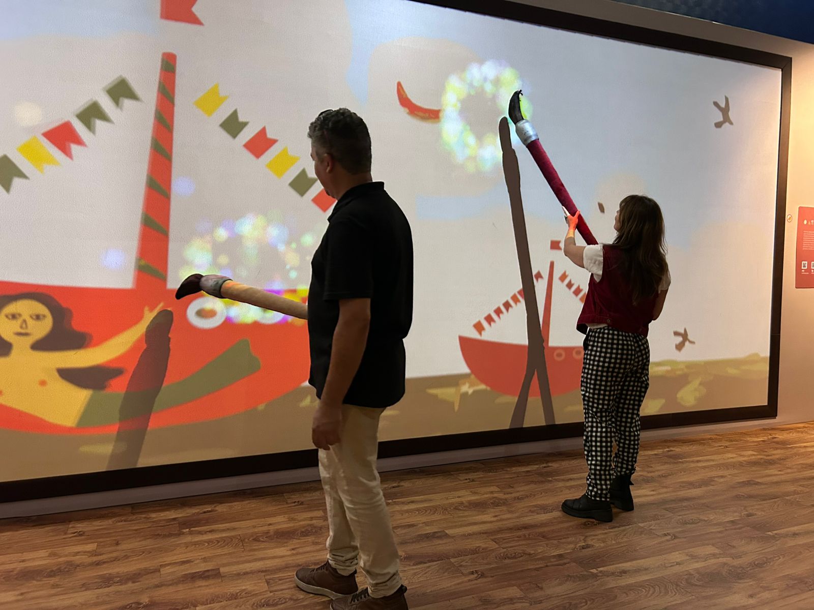 Grupo de docentes viveu a experiência imersiva desta exposição em cartaz no Farol Santander, em Porto Alegre