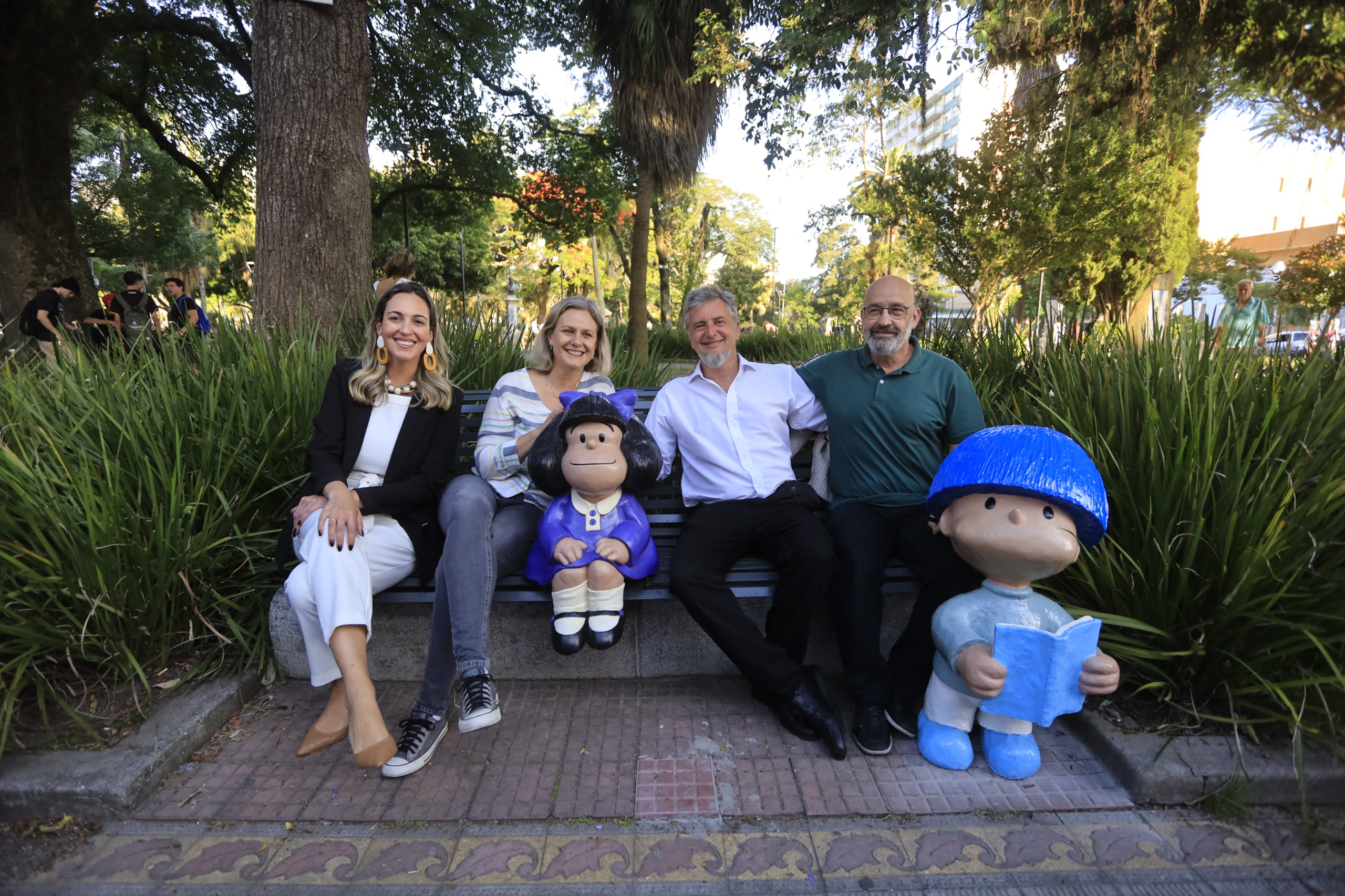 Novo ponto turístico da praça Coronel Pedro Osório, em homenagem aos 60 anos da Mafalda e 40 do curso de Letras da UFPel, visa incentivar a leitura no município