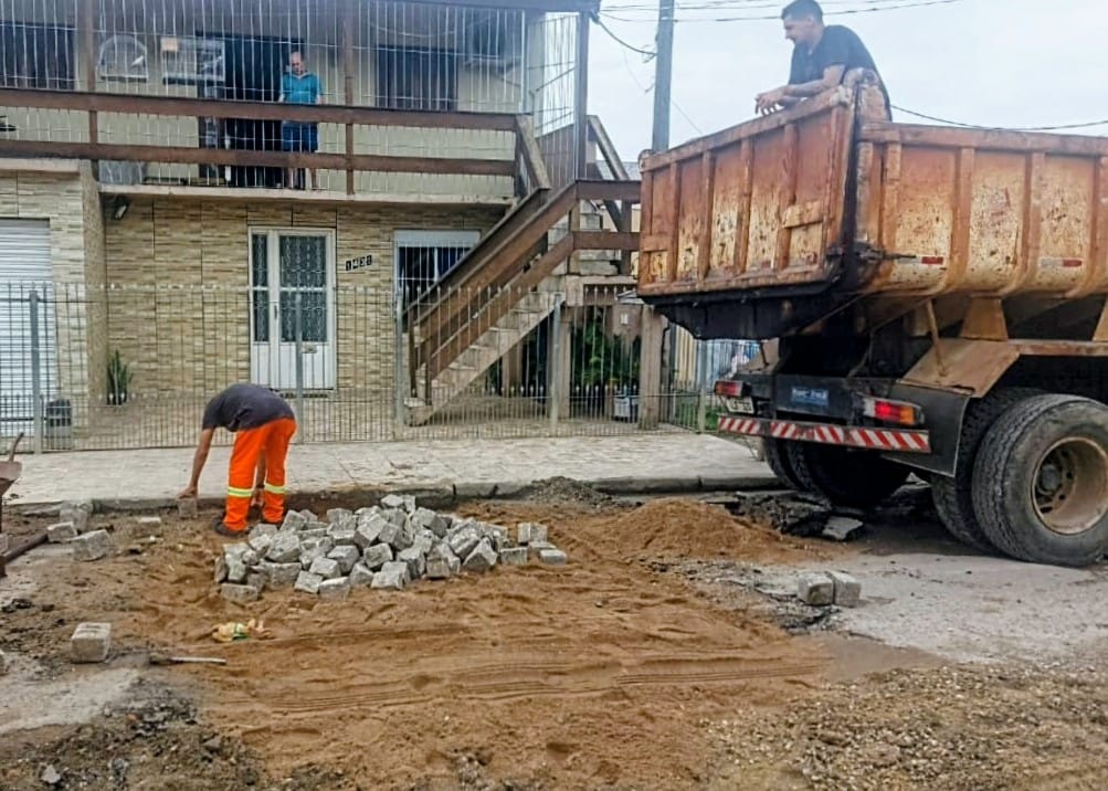 Monitorados do programa Mão de Obra Prisional (MOP) trabalha nos reparos da via, em blocos de pedras irregulares, das Três Vendas