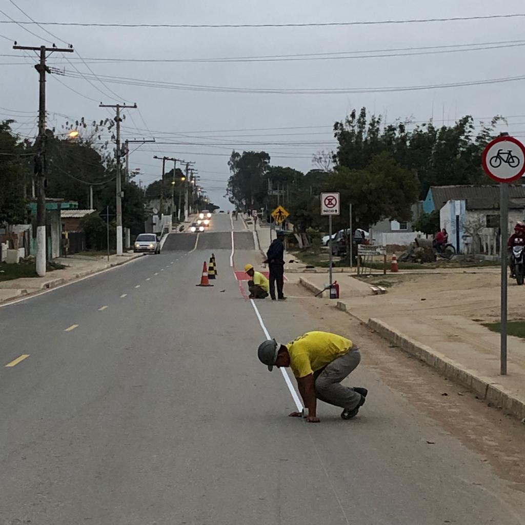 Pintura finaliza intervenções previstas no projeto. Sistema de drenagem eliminou valetas na via