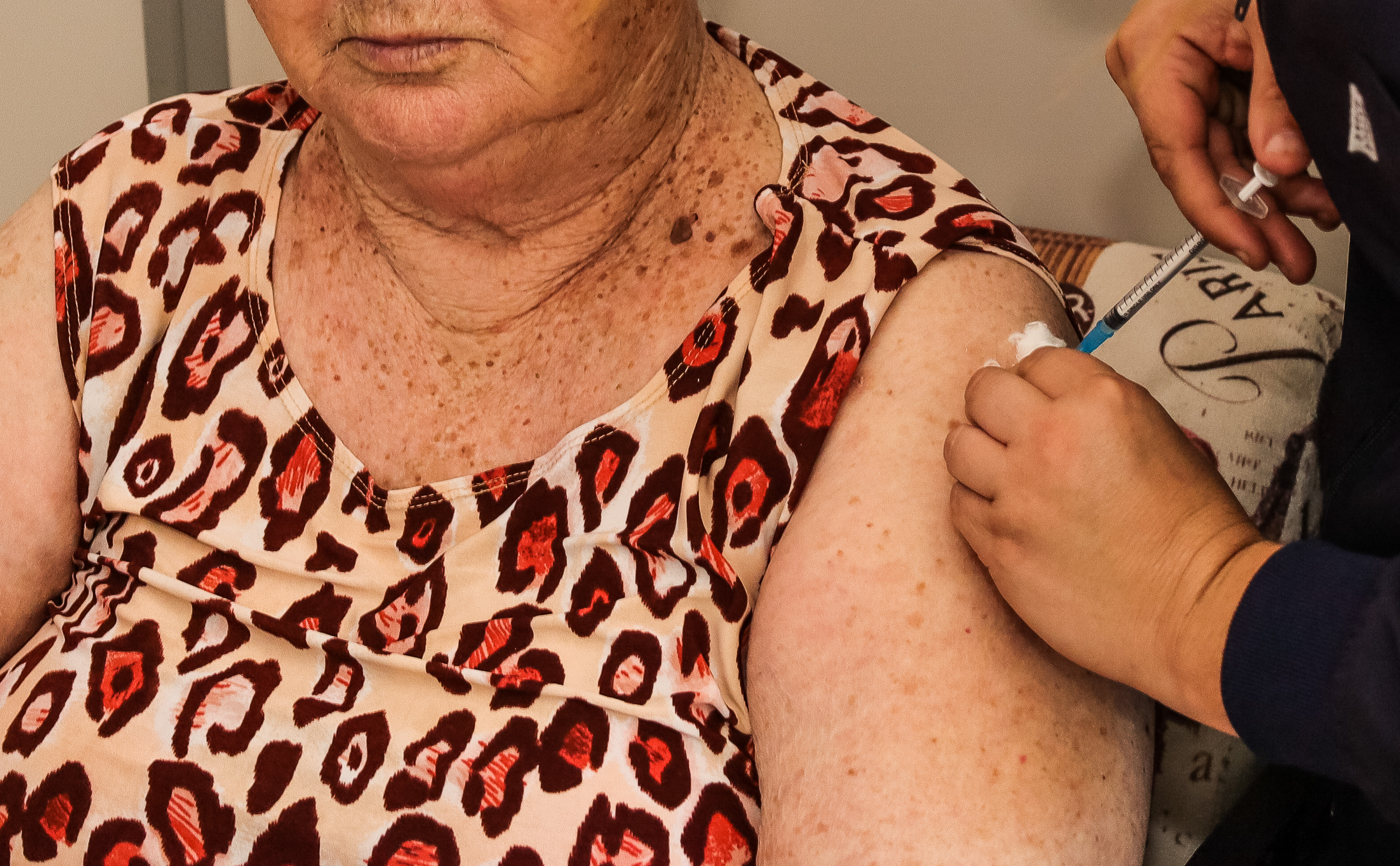 Aplicação do imunizante contra a Covid-19 é destinada a pessoas com 80 anos ou mais. Dez idosos de uma instituição de Pelotas receberam a proteção nesta segunda-feira