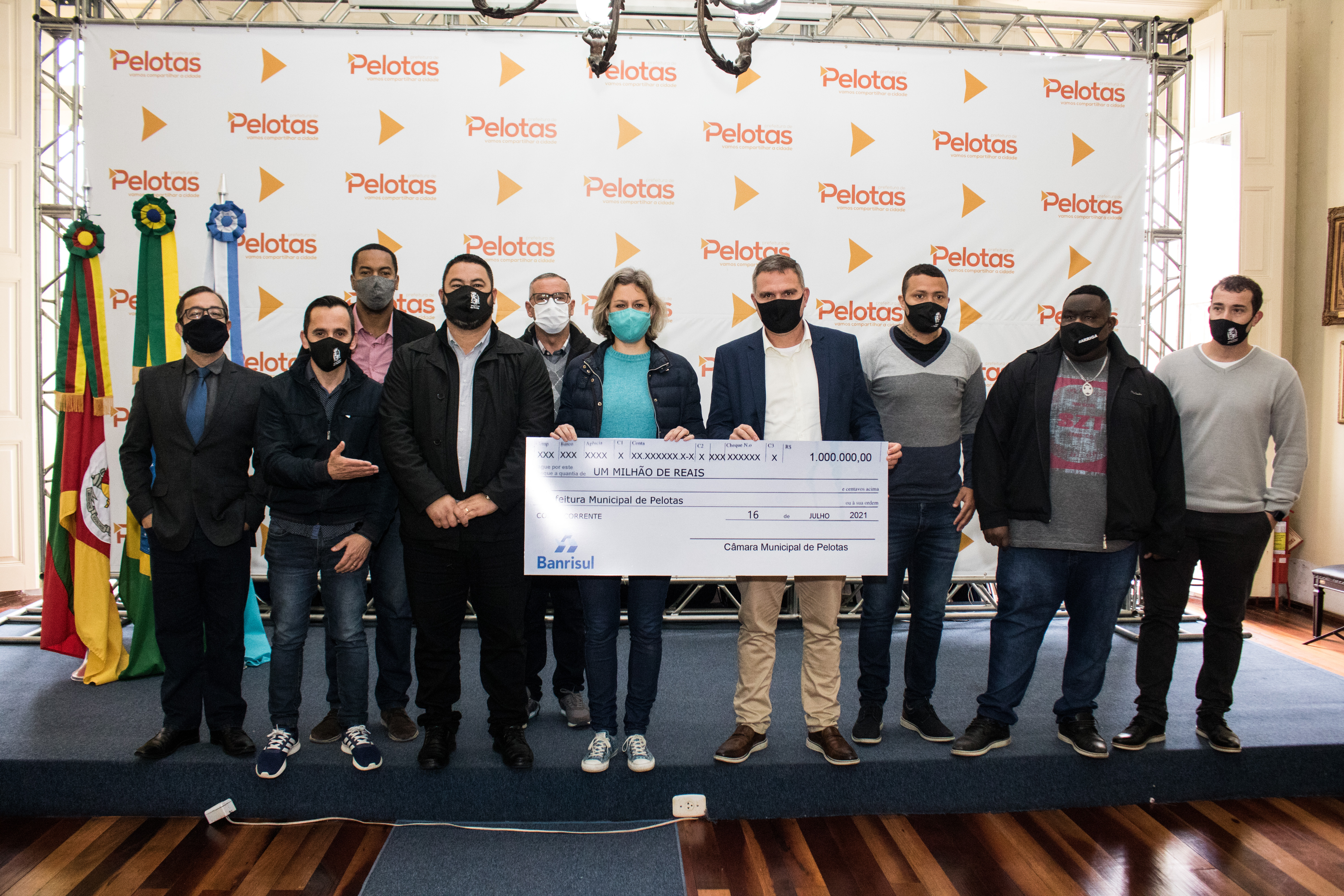 Presidente do Legislativo, Cristiano Silva, fez a entrega simbólica à prefeita de um cheque com o valor
