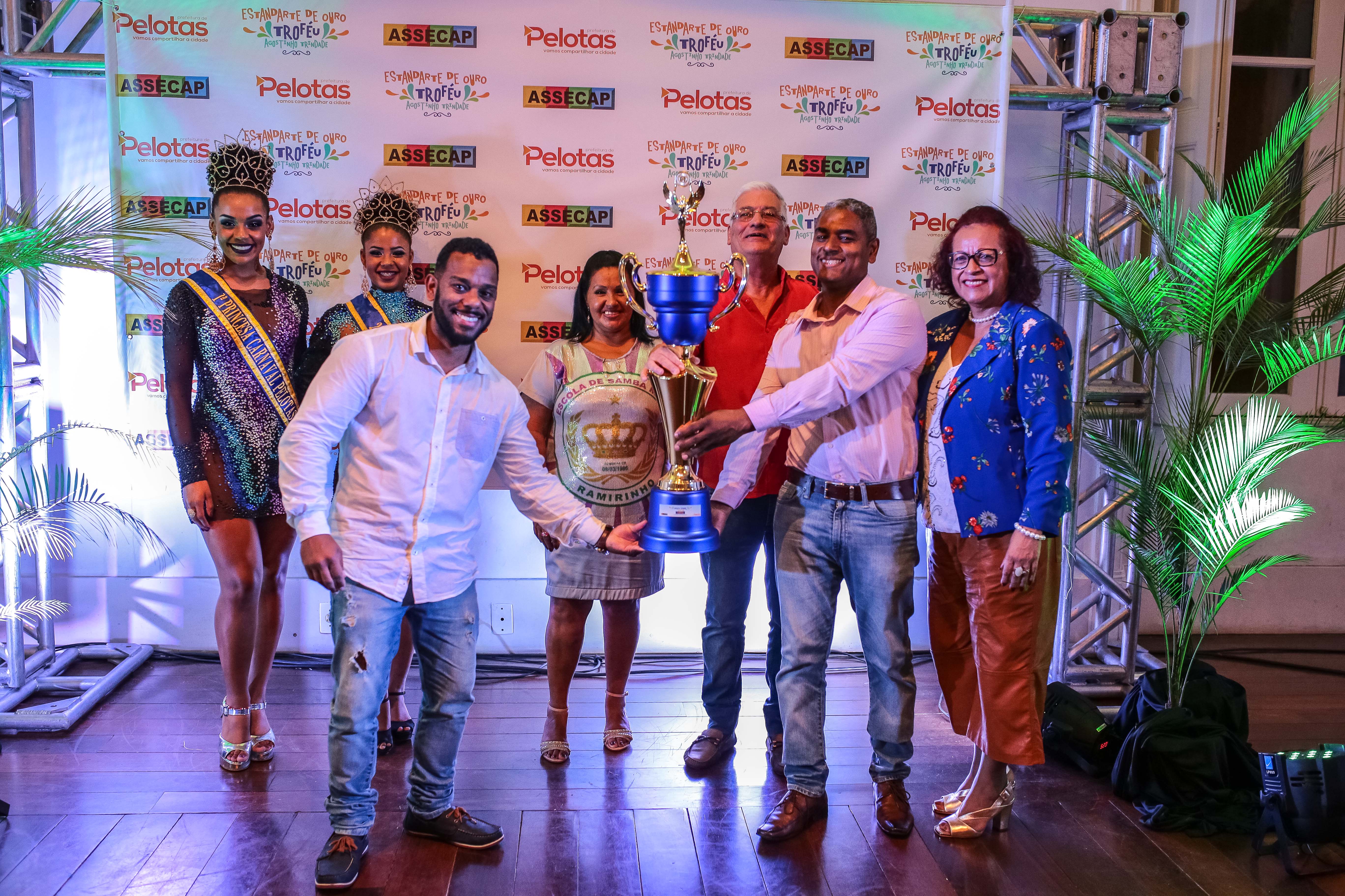 Estandarte de Ouro homenageia entidades carnavalescas