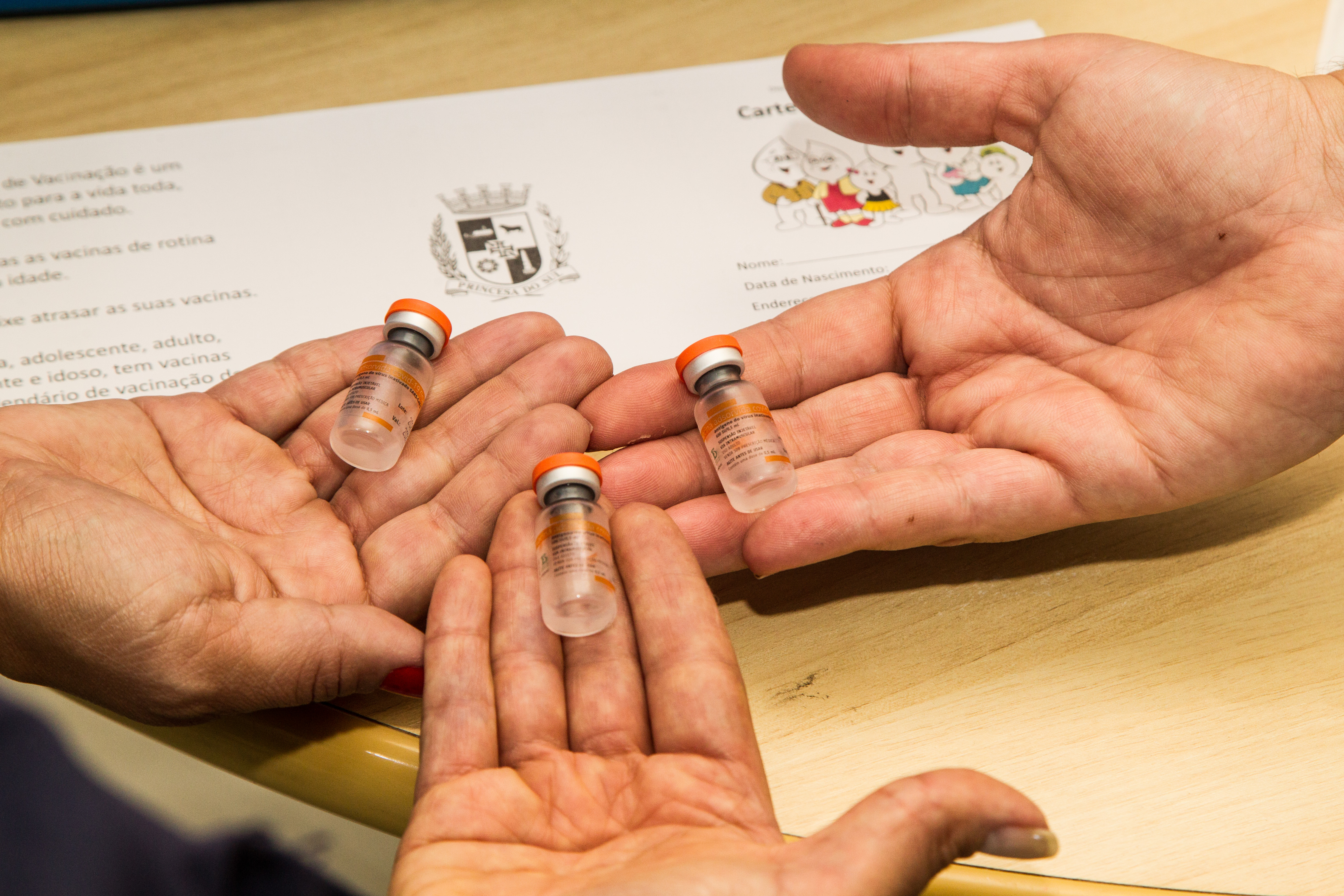 Município recebeu 5.650 doses que serão aplicadas nos primeiros grupos imunizados