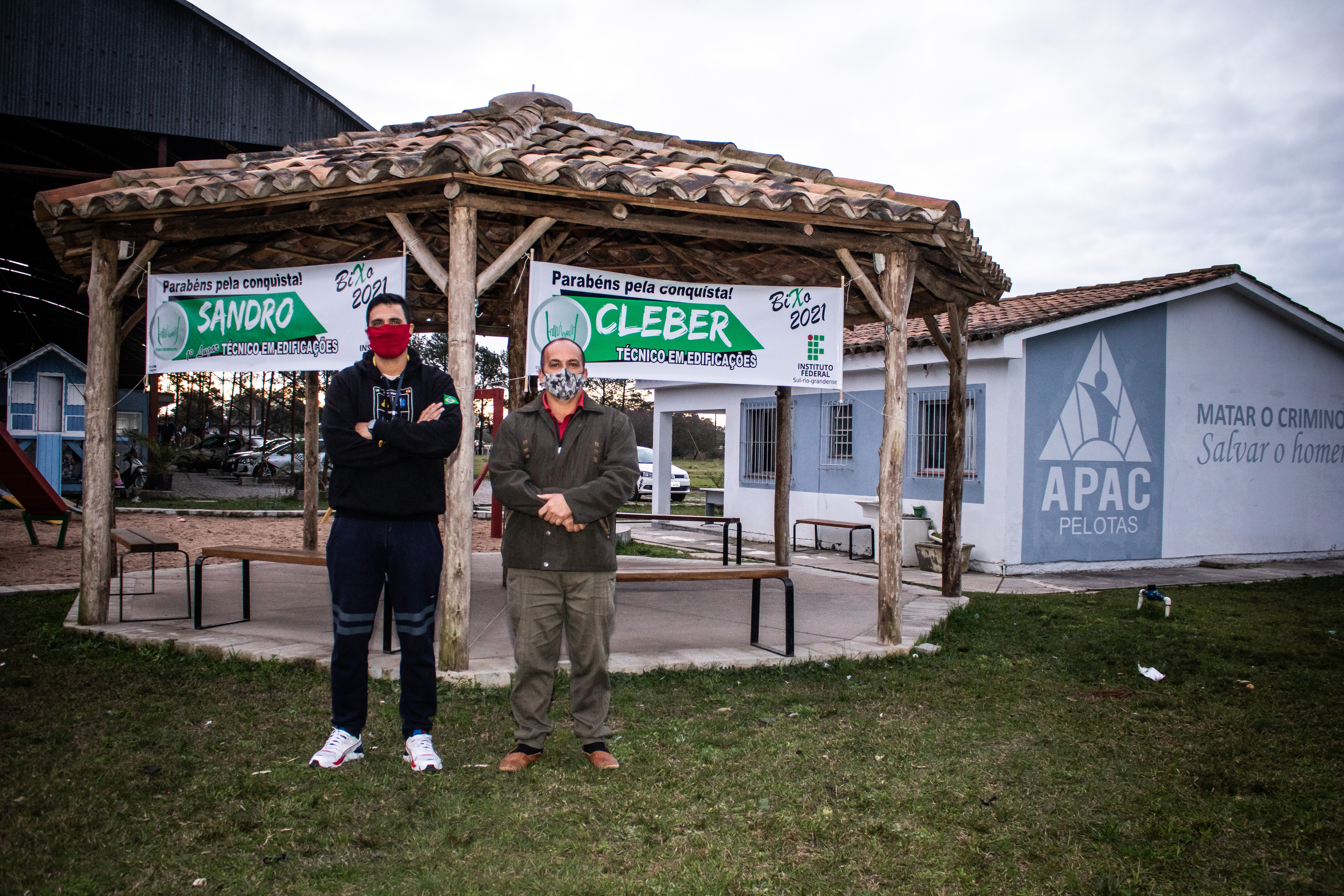 Sandro e Cleber, reeducandos da Associação, se classificaram para cursar Edificações. A Apac faz parte da política pública municipal Pacto Pelotas pela Paz e foi a primeira do interior do Estado a ser instituída