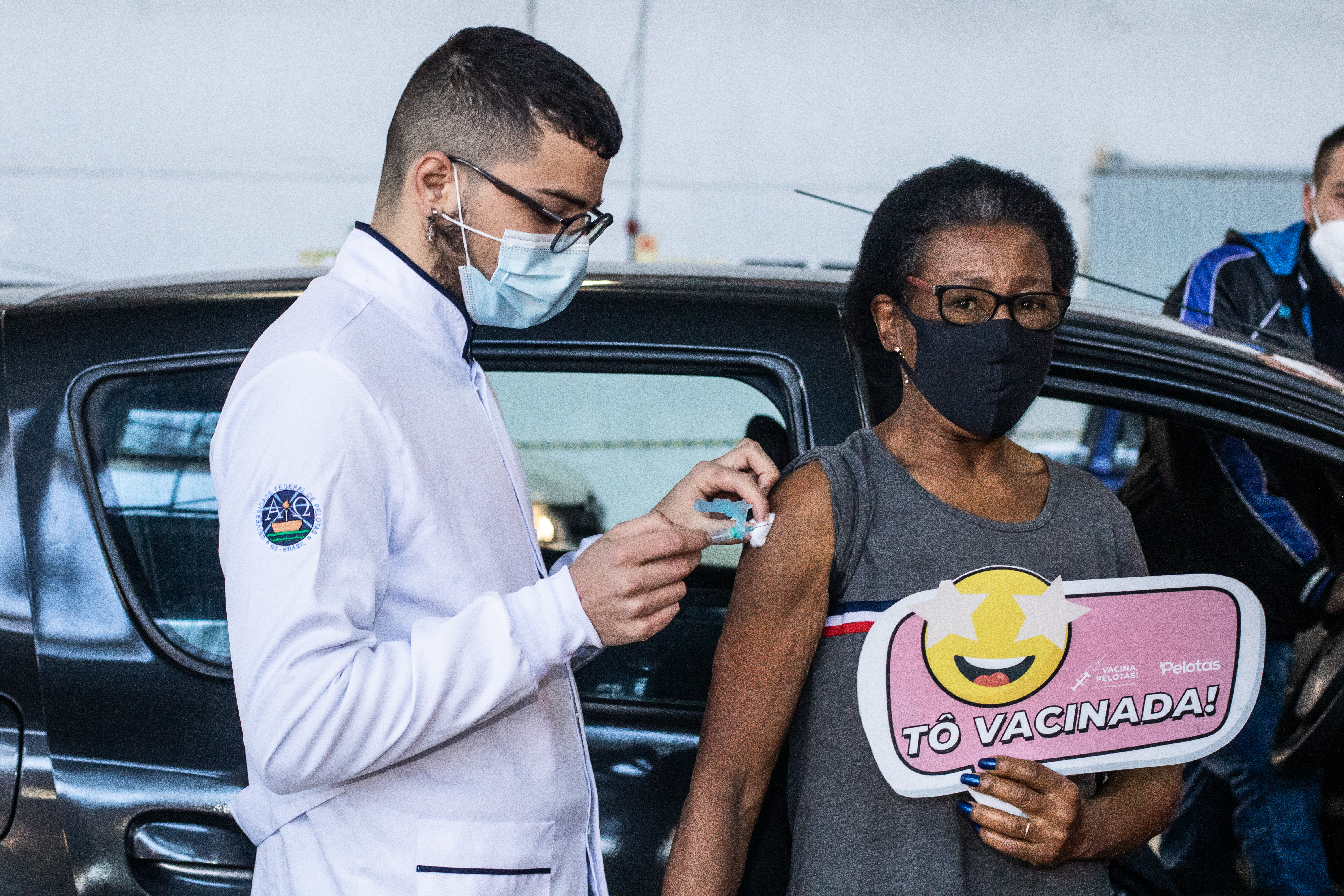 Vacinação da 1ª dose segue nesta segunda-feira (13) para pessoas com 57 anos