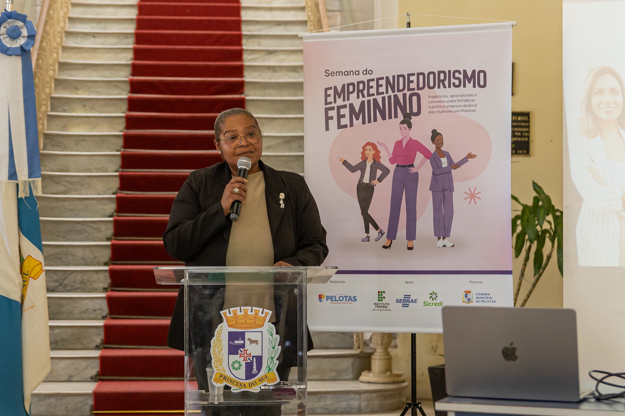 Cerimônia ocorreu no Paço Municipal na tarde desta segunda-feira (17)