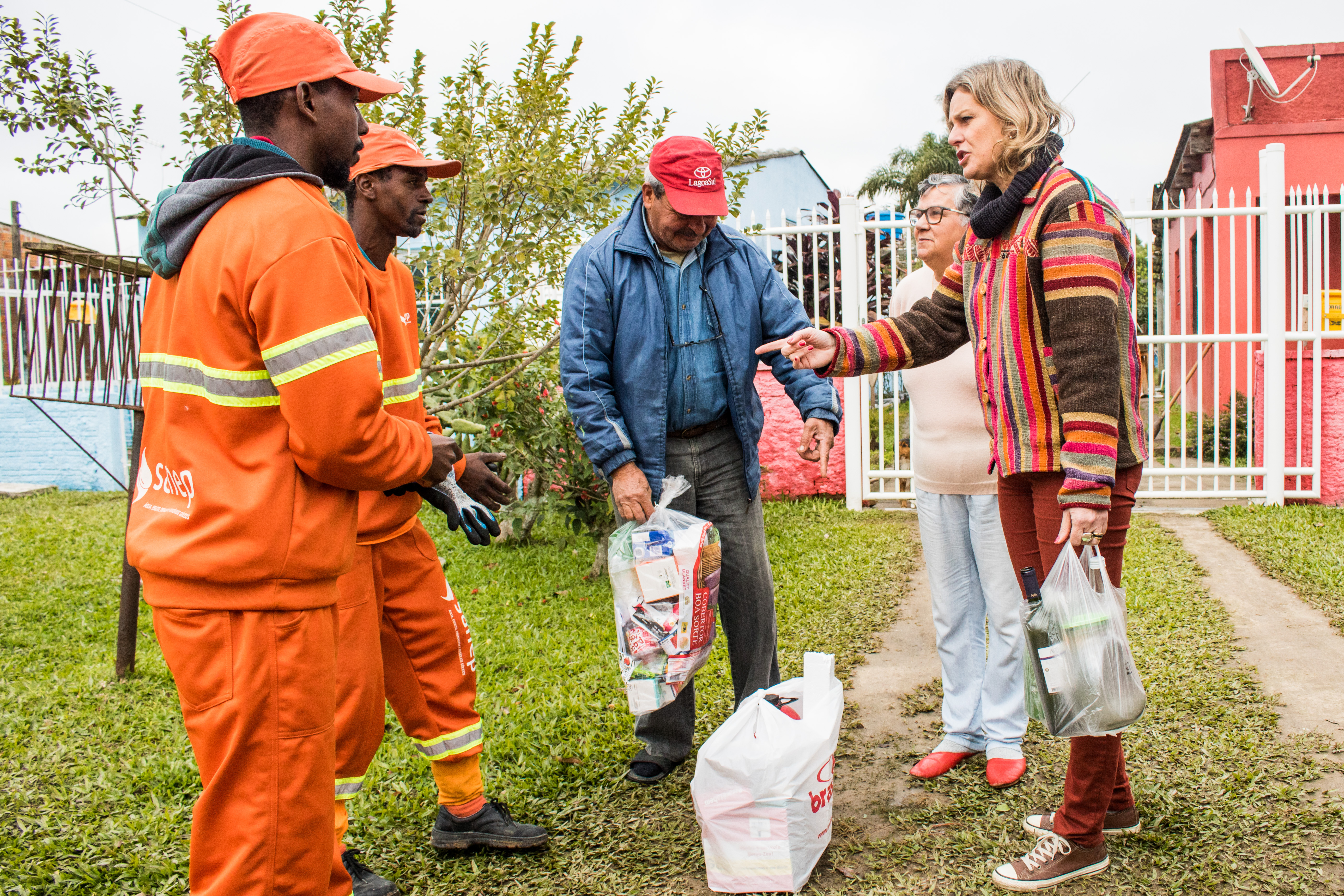 Paula e Barz conversaram com os moradores sobre a importância de fazer a separação dos resíduos recicláveis