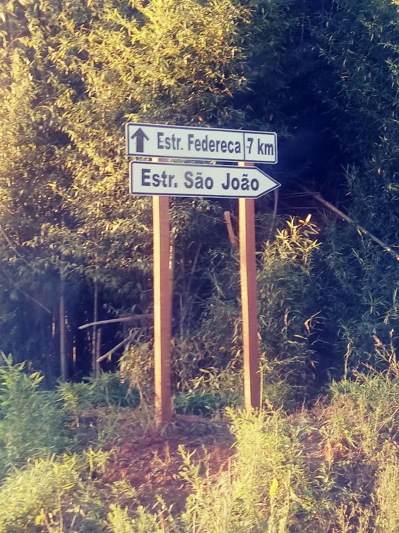 Sinalização serve para orientar visitantes na zona rural