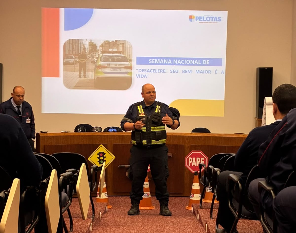 De iniciativa do Departamento de Educação para o Trânsito da STT, a atividade ocorre pela manhã, no Largo do Mercado. À tarde, visita à Escola Doce Mel