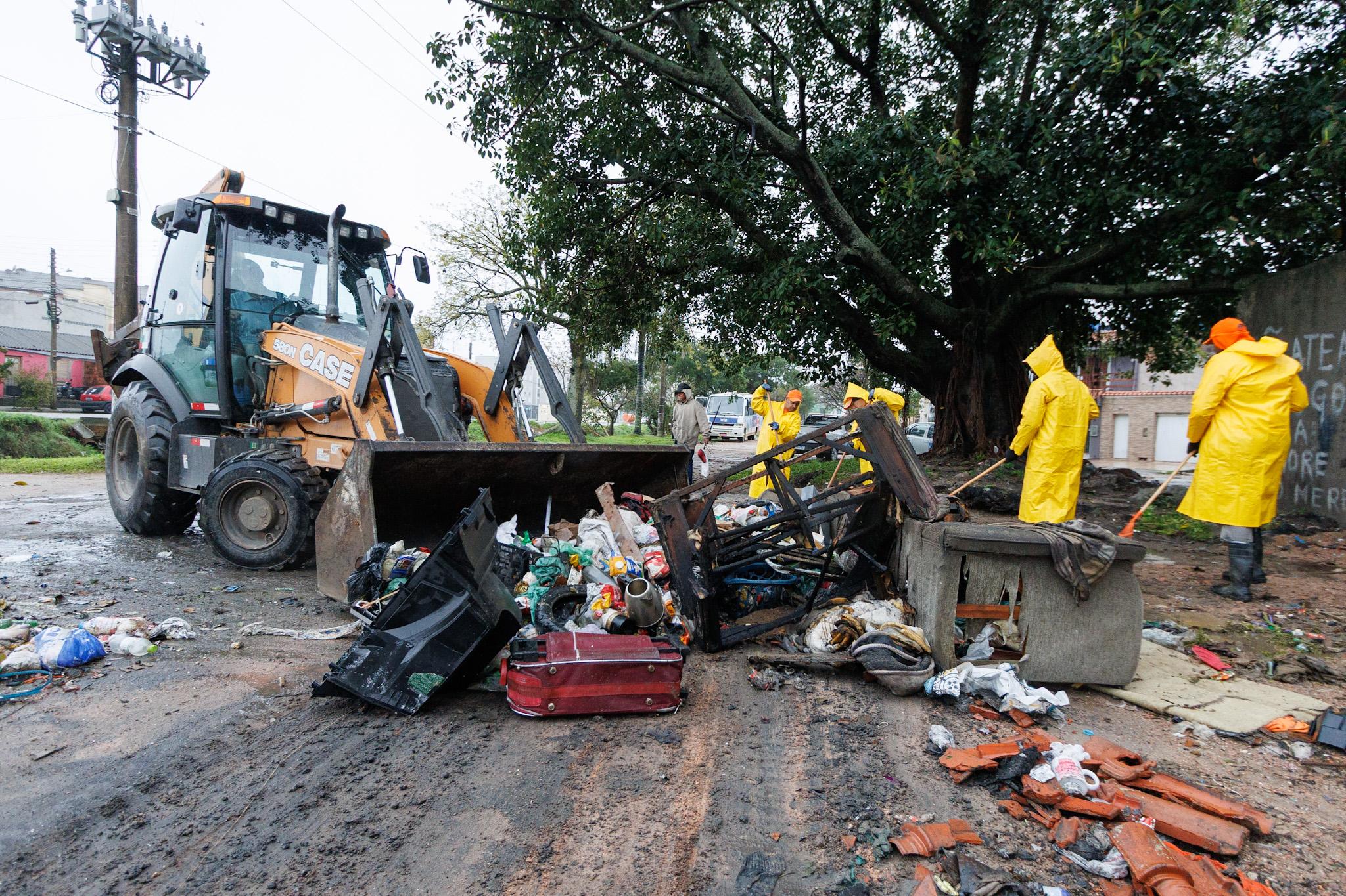 Equipes de limpeza urbana da Prefeitura atuam nesta quarta-feira (19) junto às principais estruturas que deságuam nas casas de bomba do Sanep