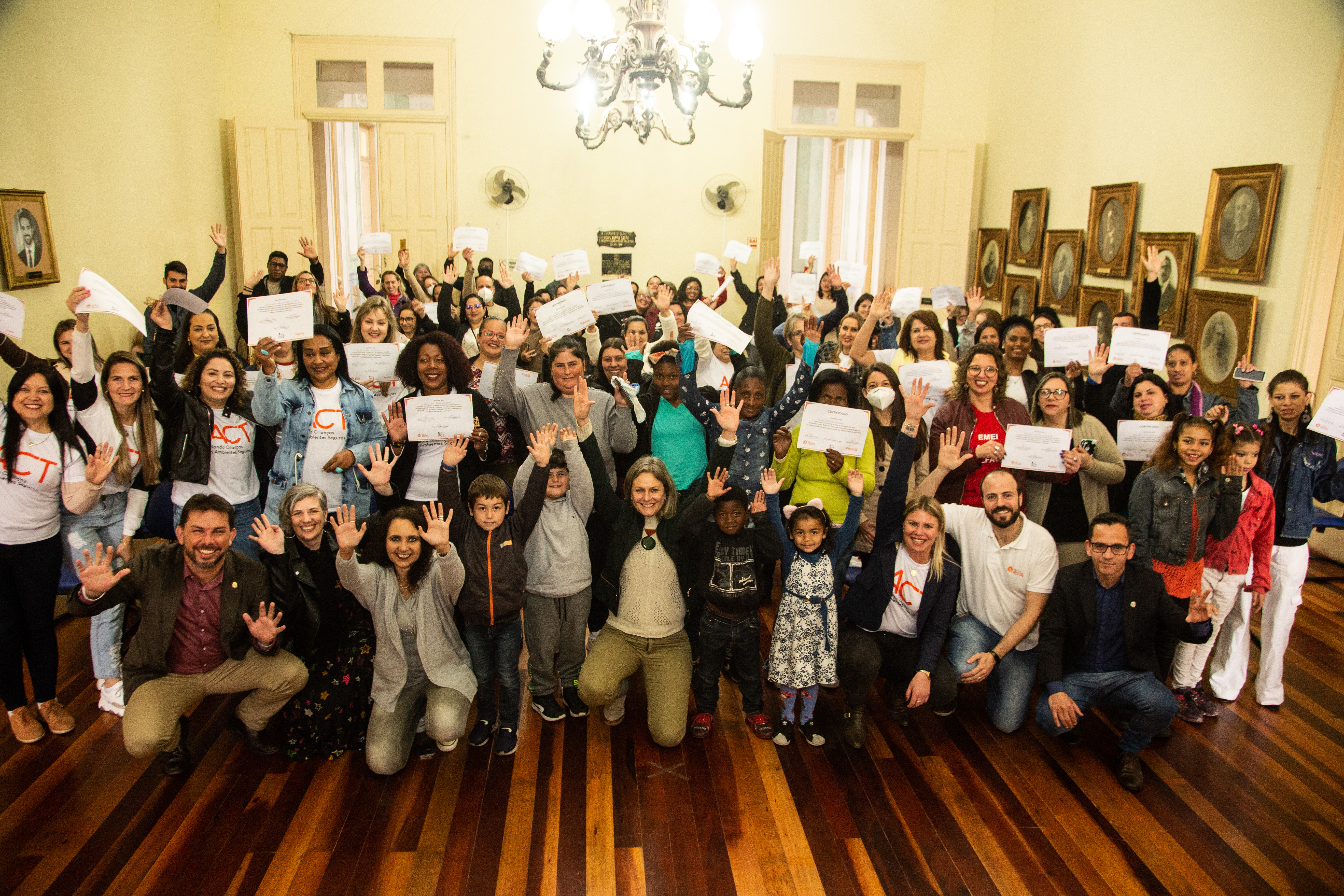 Quarenta e três pais receberam os certificados de conclusão do programa de fortalecimento de vínculos familiares, junto de 26 servidores municipais. Essa foi a terceira turma de facilitadores da metodologia