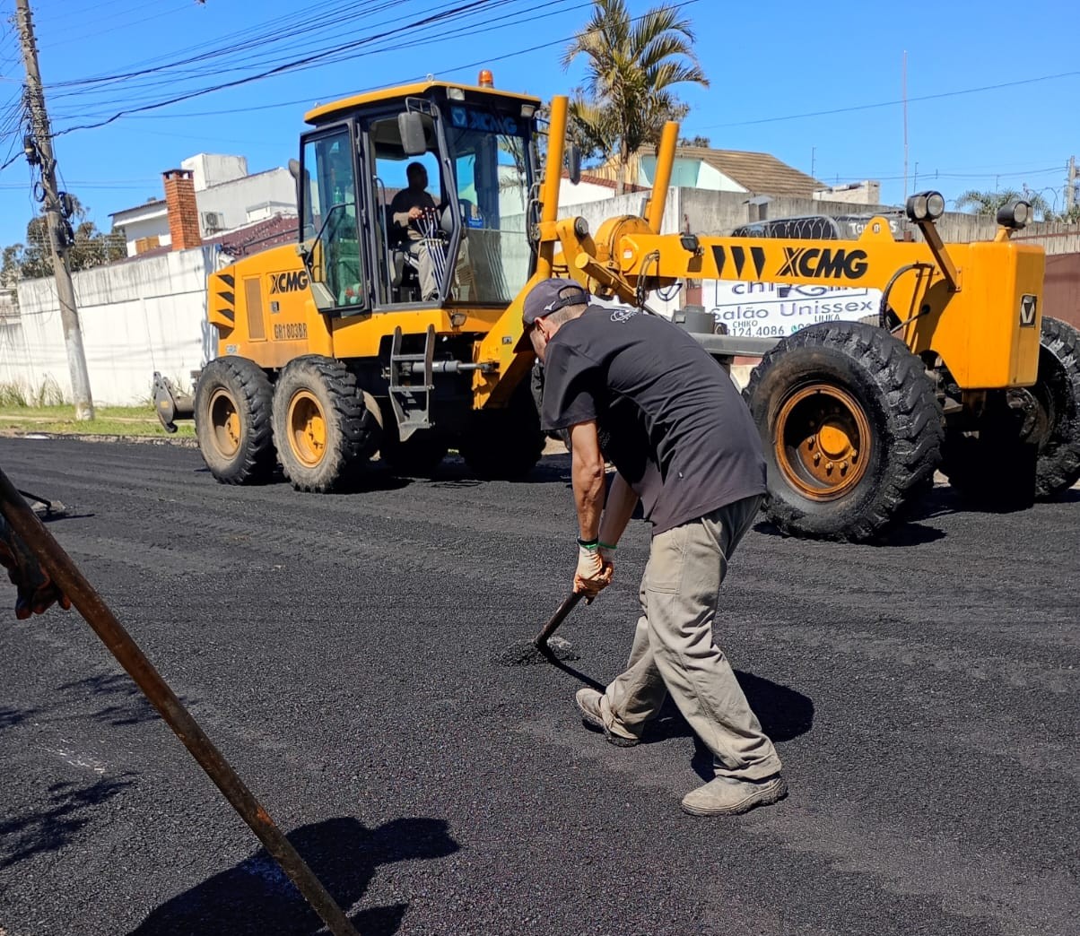 Smop utilizou 48 toneladas de CBUQ na via do Areal. Outras equipes trabalharam em tapa-buracos de sete vias e reparo em pedras na G. Argolo