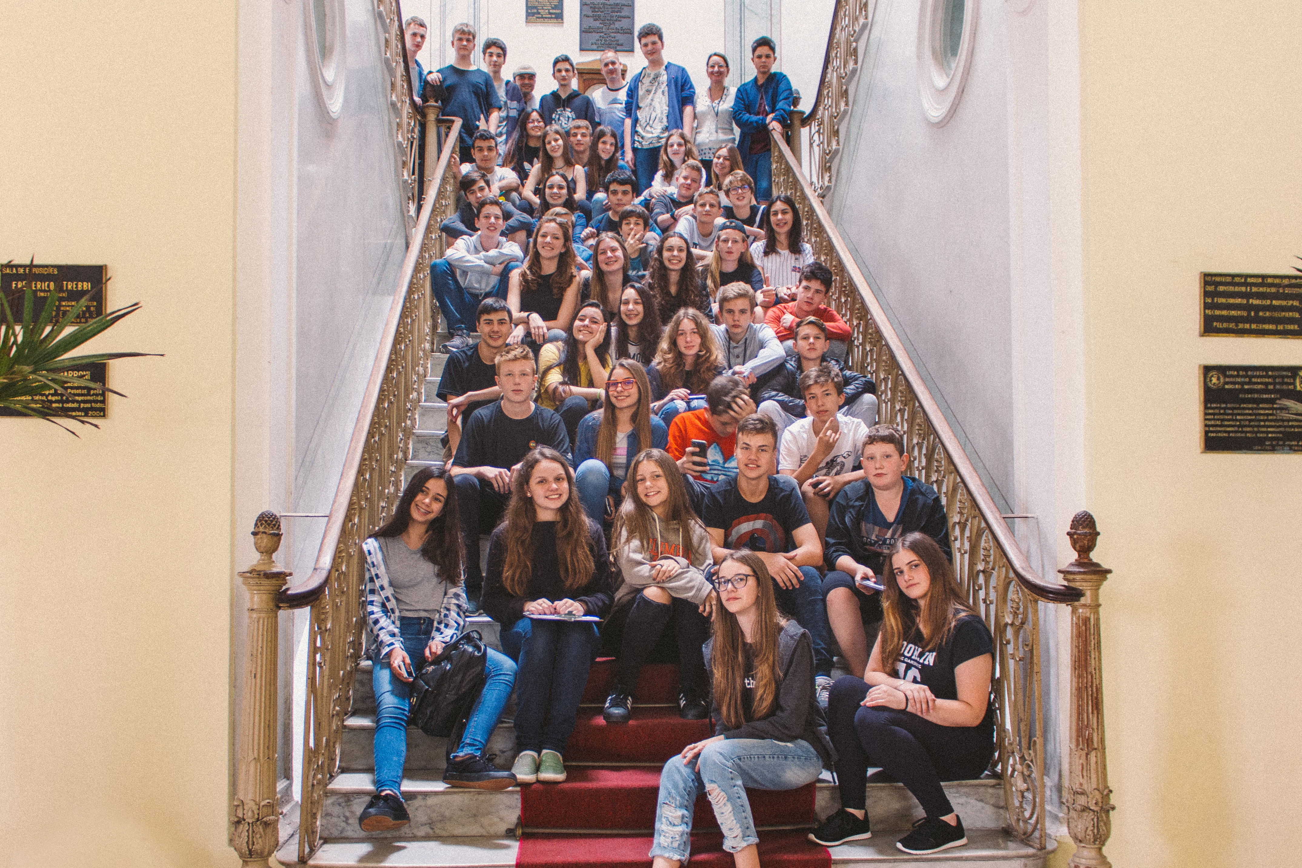 Estudantes participam de atividade extraclasse da escola, que propõe conhecer municípios importantes para a história do Estado