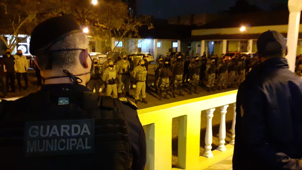 Efetivos da Brigada Militar, Guarda Municipal, Polícia Civil, Corpo de Bombeiros, agentes de Trânsito e fiscais da Prefeitura, ligados ao Pacto Pelotas pela Paz, atuaram para combater aglomerações e perturbação do sossego público