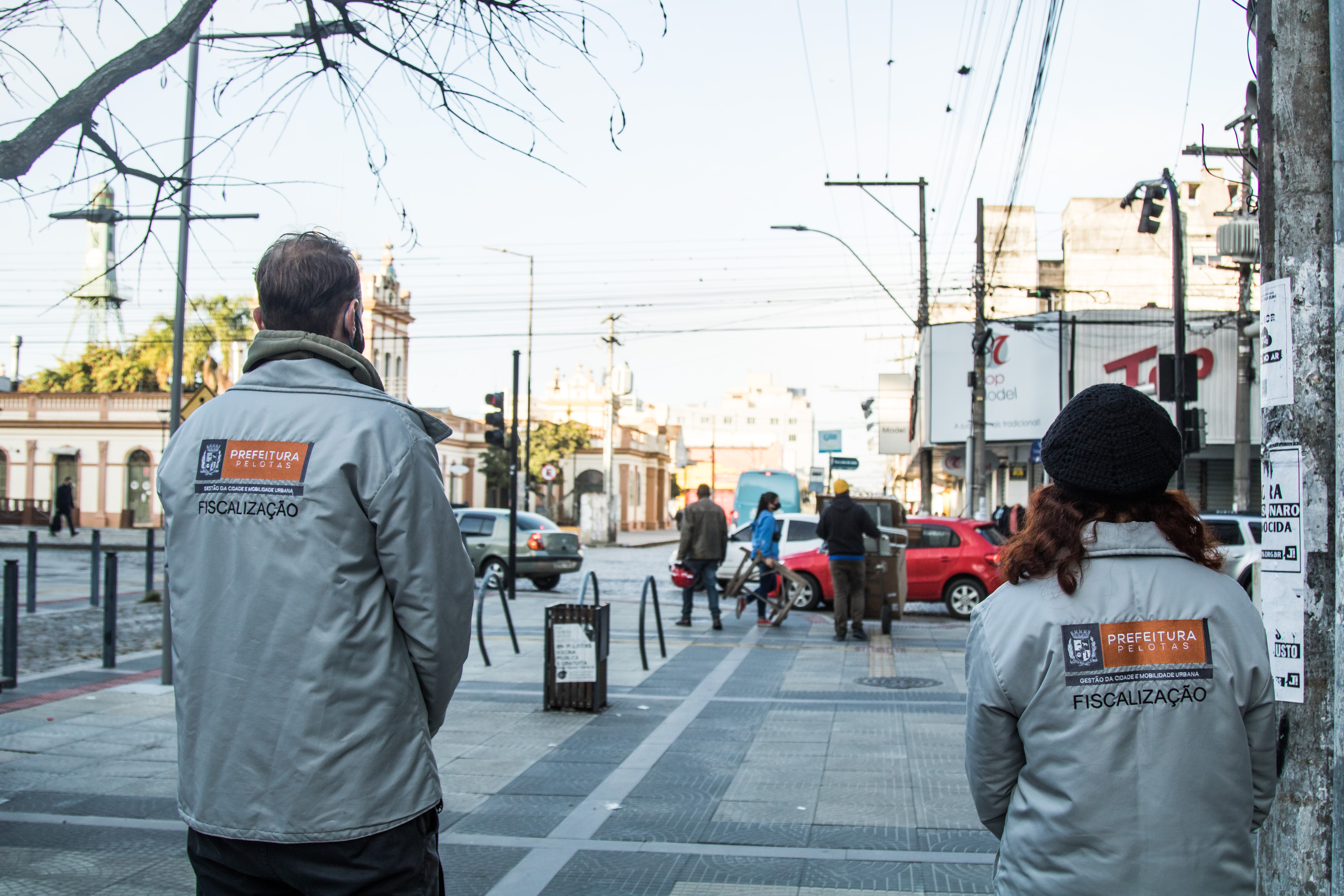 Efetivos da Secretaria de Gestão e Mobilidade Urbana e Guarda Municipal, com apoio da Brigada Militar e agentes de Trânsito, realizaram uma apreensão de mercadoria