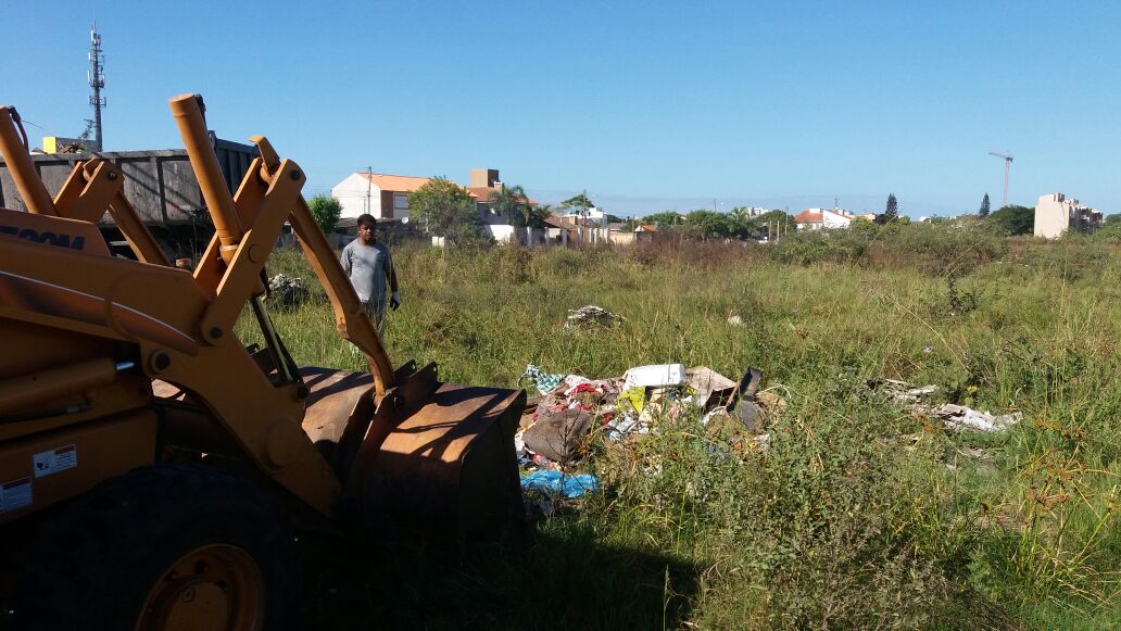 Oito caminhões caçamba e cinco retroescavadeiras são utilizados