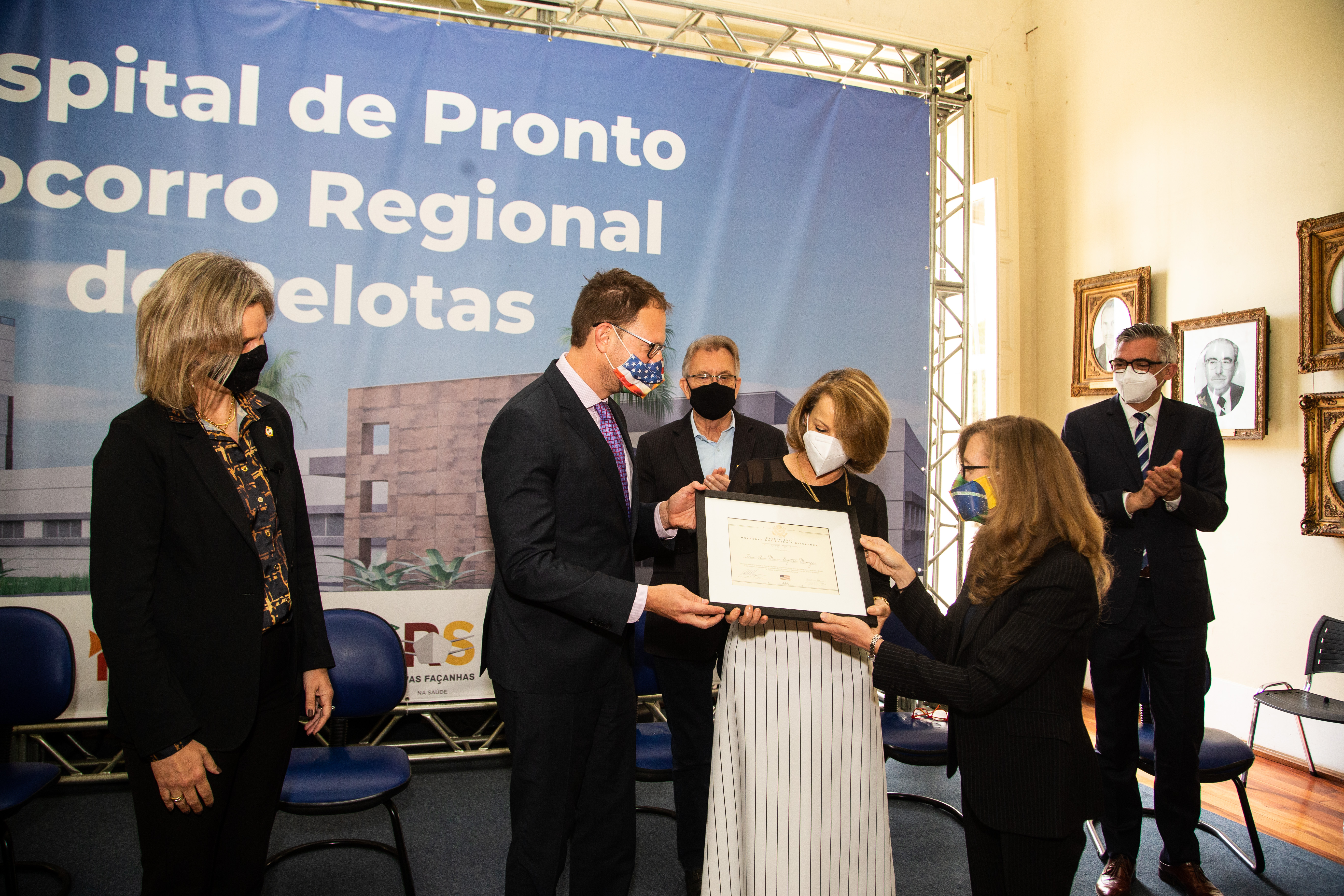 Iniciativa do Consulado Geral dos Estados Unidos em Porto Alegre, o prêmio foi entregue à médica epidemiologista Ana Maria Menezes. A prefeita Paula Mascarenhas recebeu a comitiva e homenageou a pelotense com uma placa em nome do Município
