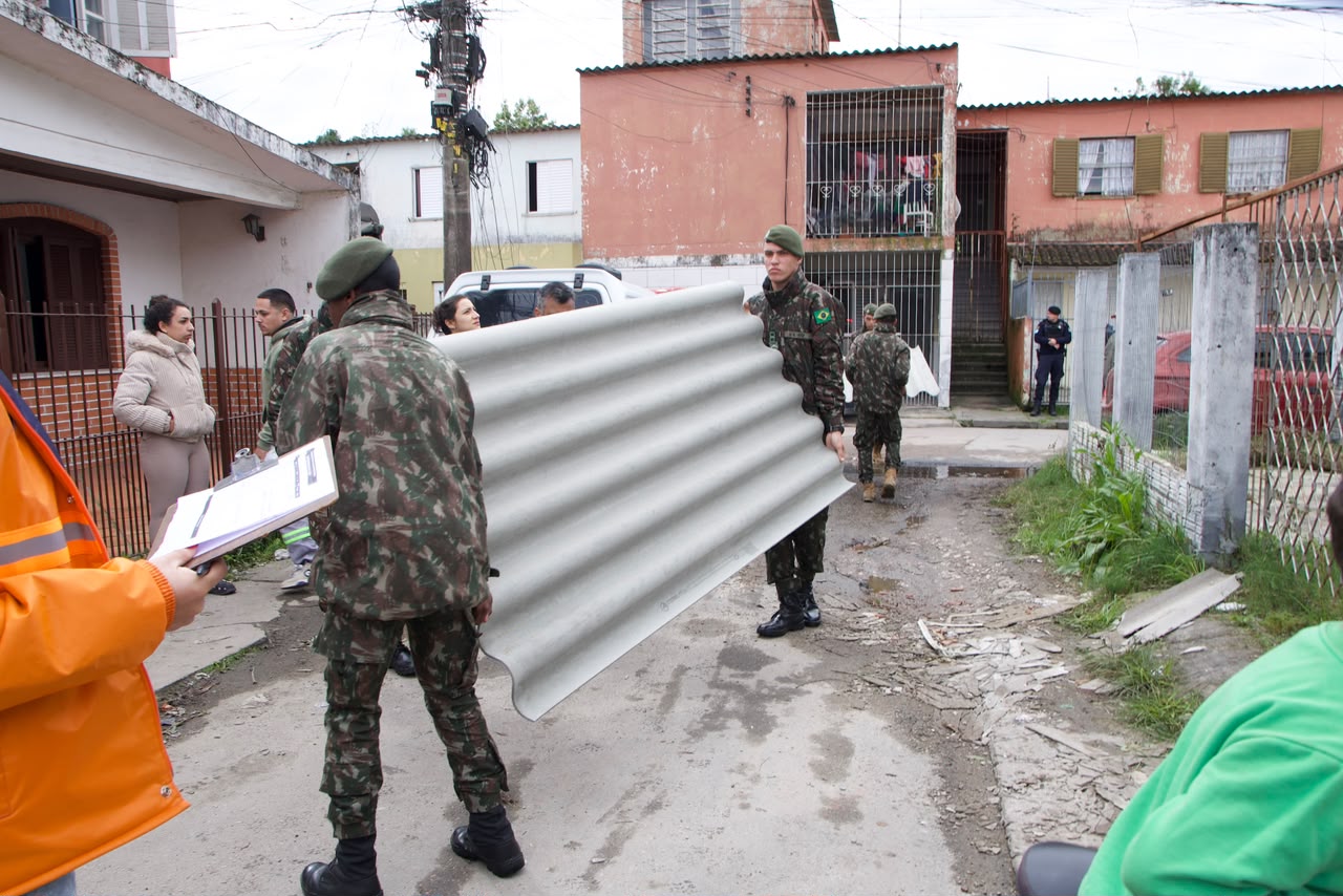 Gestão deu continuidade ao processo que começou na noite de sexta-feira pela vila Gotuzzo, no bairro Fragata. Município comprou o material que havia disponível no comércio de Pelotas