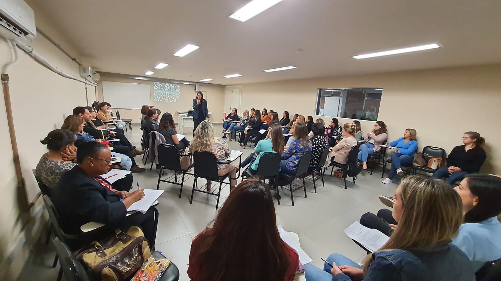 Atividade voltada aos profissionais visa atualizar as interfaces sobre Proteção Básica e Proteção Social Especial