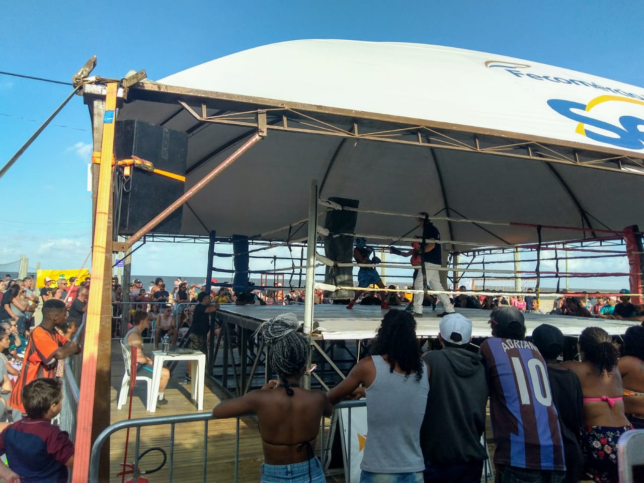 Vinte e quatro lutas prenderam a atenção da população na tarde de domingo (9)