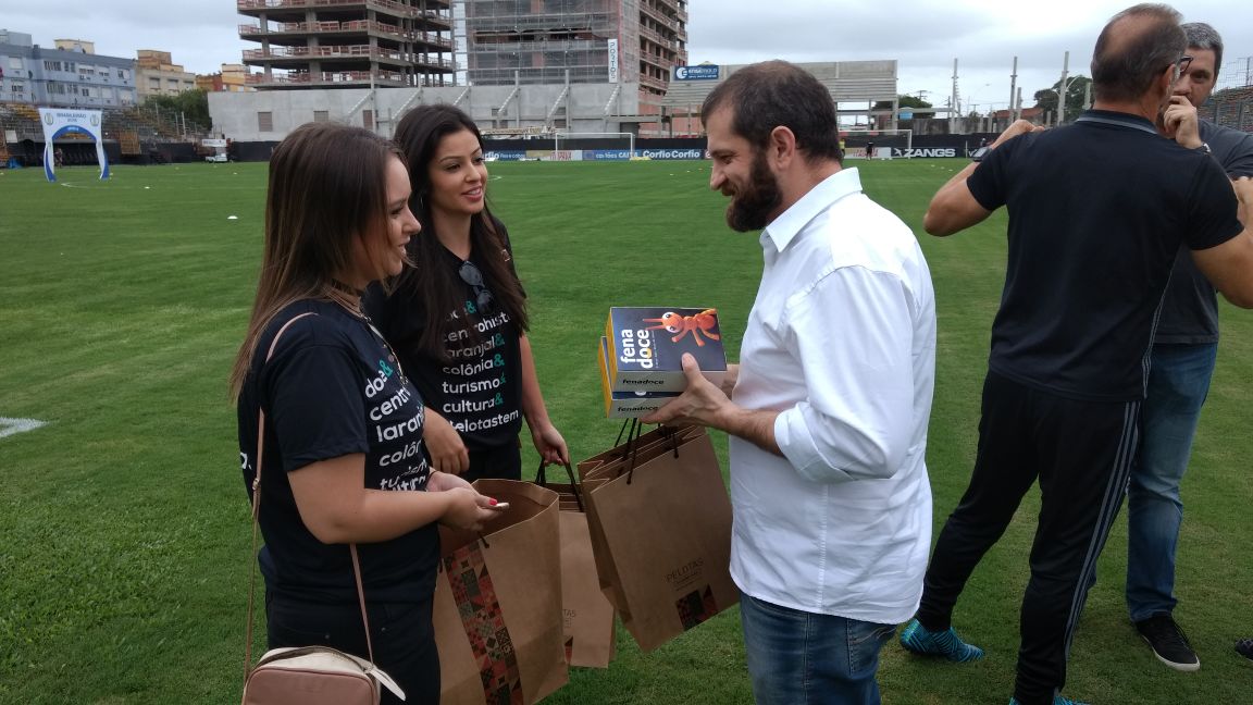 Comitiva entregou material informativo sobre a cidade e a 26ª Fenadoce no Estádio Bento Freitas