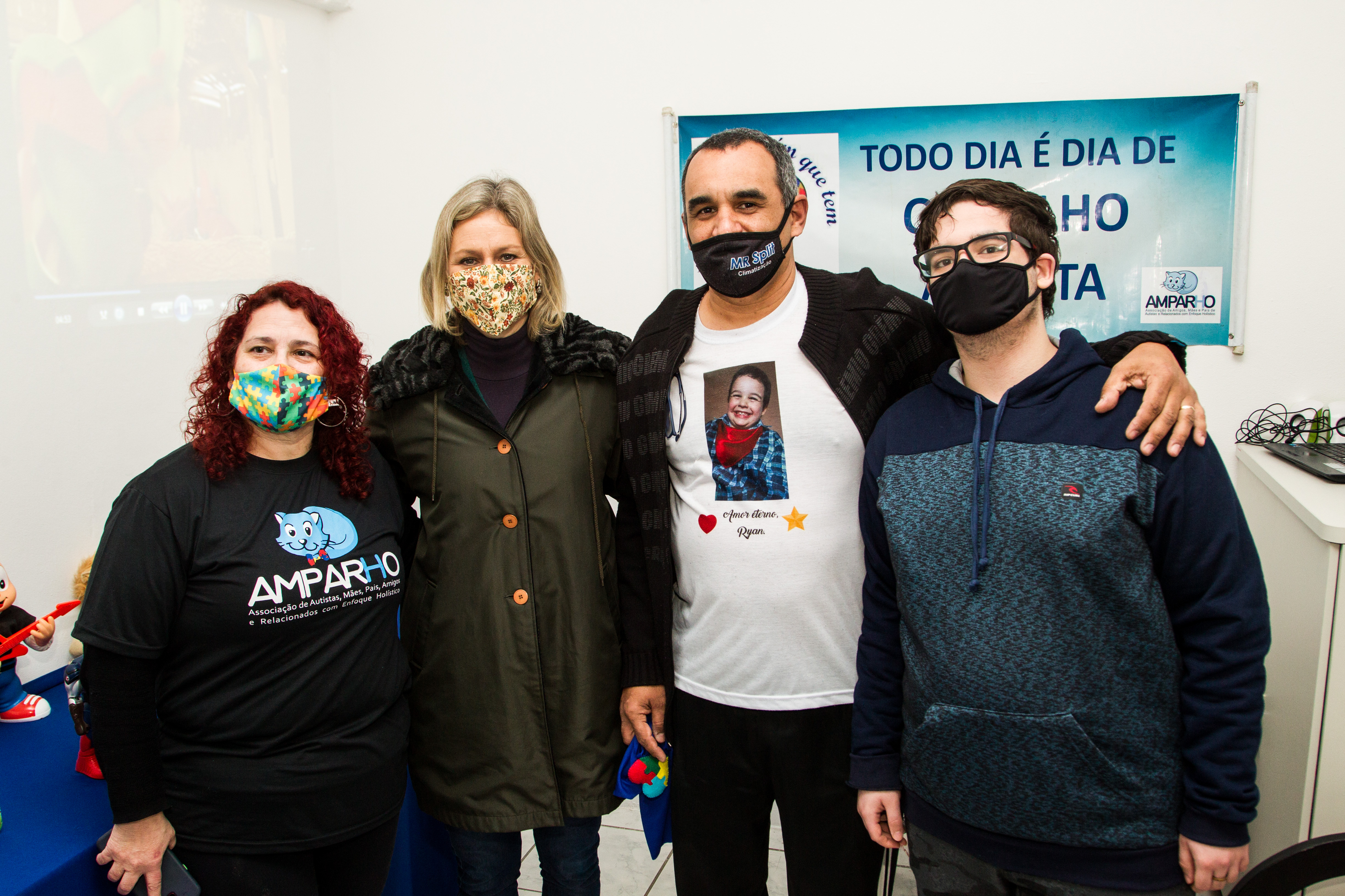 A prefeita esteve na sede da Associação de Amigos, Mães e Pais de Autistas e Relacionados com Enfoque Holístico, e participou do descerramento da placa em homenagem ao jovem