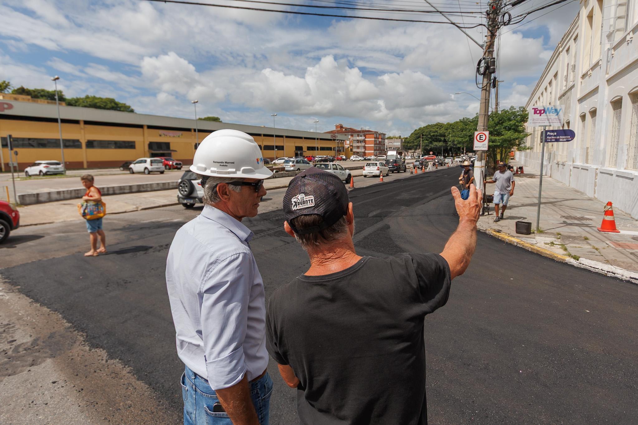 Equipe da Smop usou 42 toneladas de CBUQ para melhorar trecho da Praça Cipriano Barcelos, entre Praça Vinte de Setembro Lobo da Costa