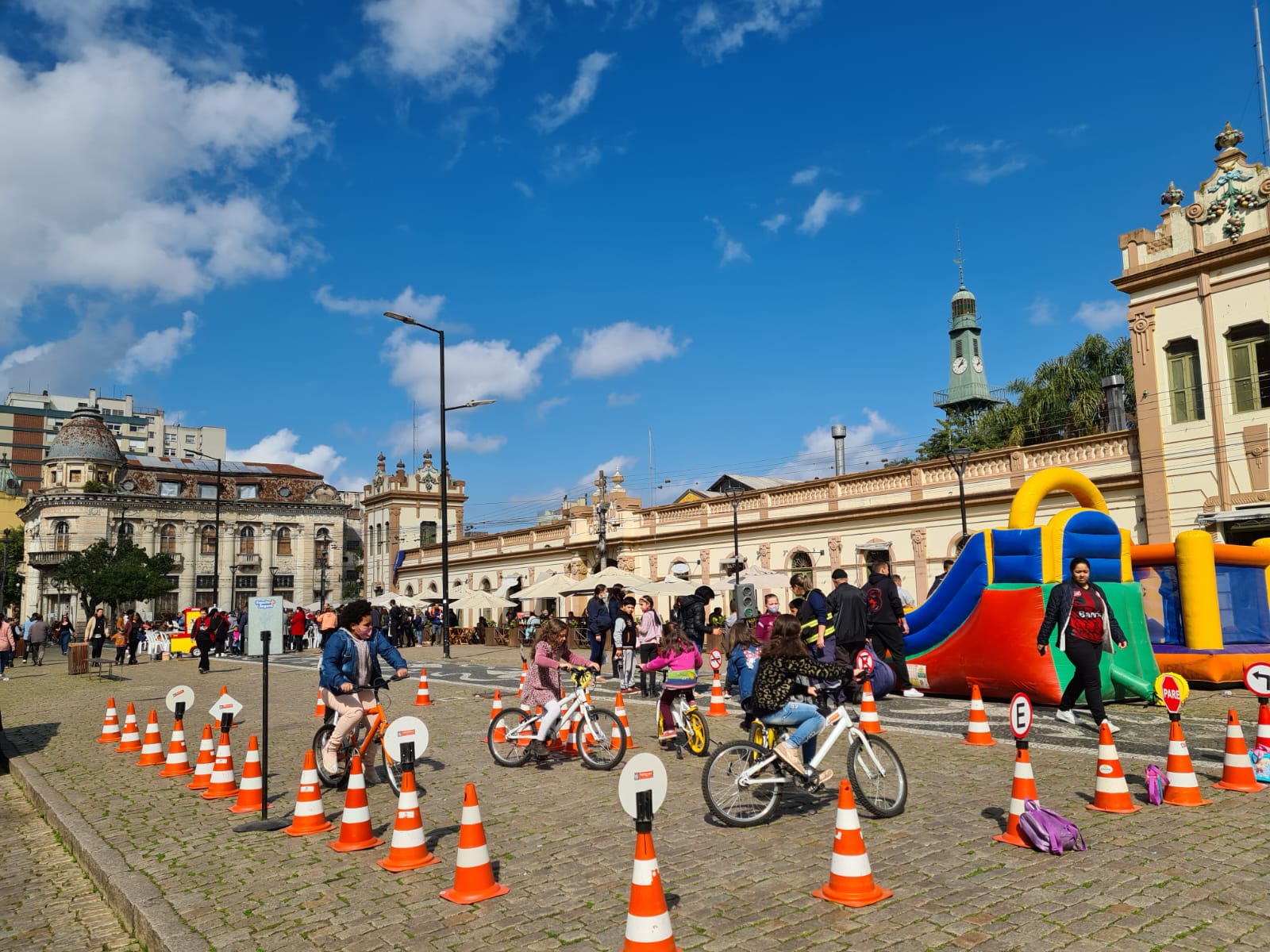 Palestras, cursos e atividades práticas foram realizadas, na última semana, para estudantes, taxistas e comunidade em geral. Seguem abertas, até sexta-feira (2), as inscrições para projetos de trânsito em escolas