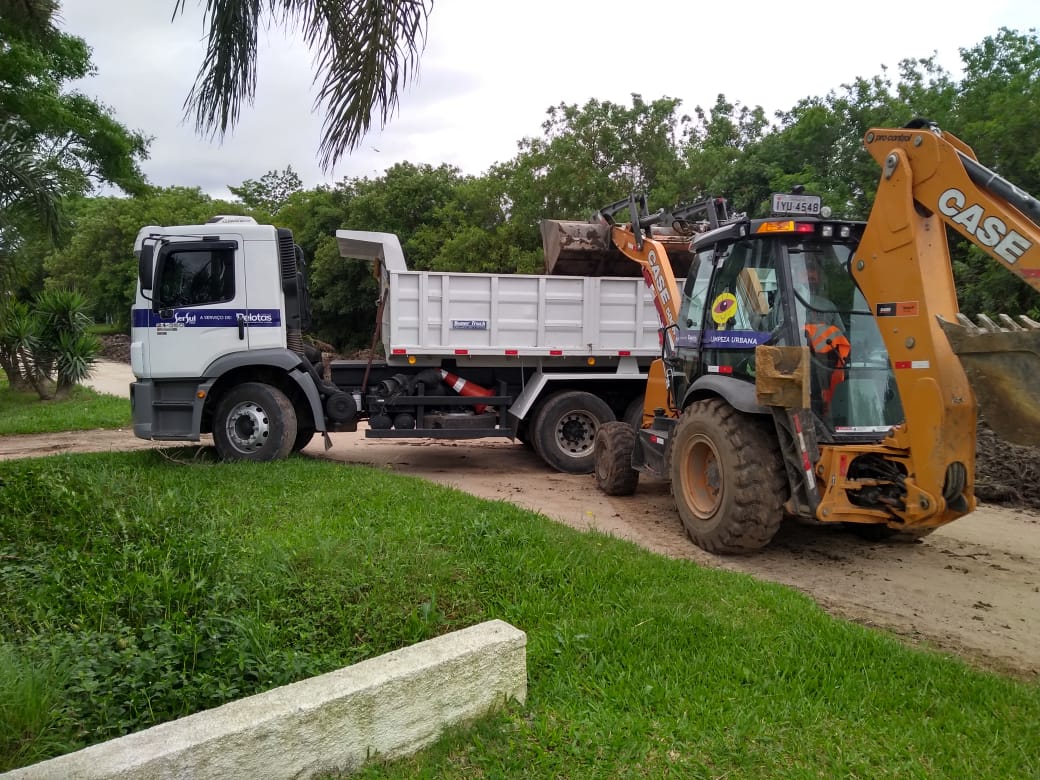 O trabalho utiliza oito caminhões caçamba, cinco retroescavadeiras e operários para a limpeza manual