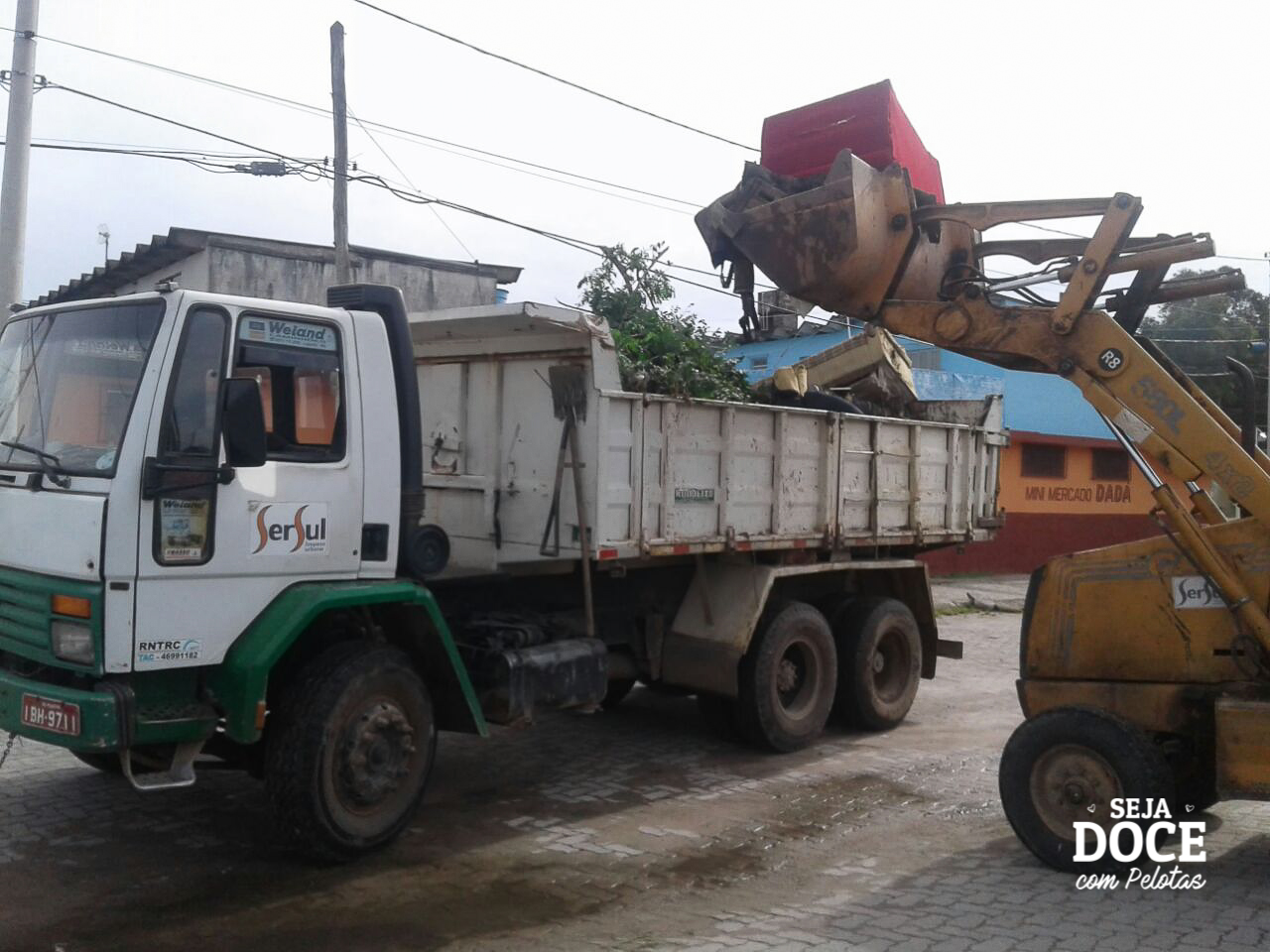 Roçado, limpeza, remoção de lixo  e manutenção em ruas e avenidas  prosseguem nesta segunda-feira
