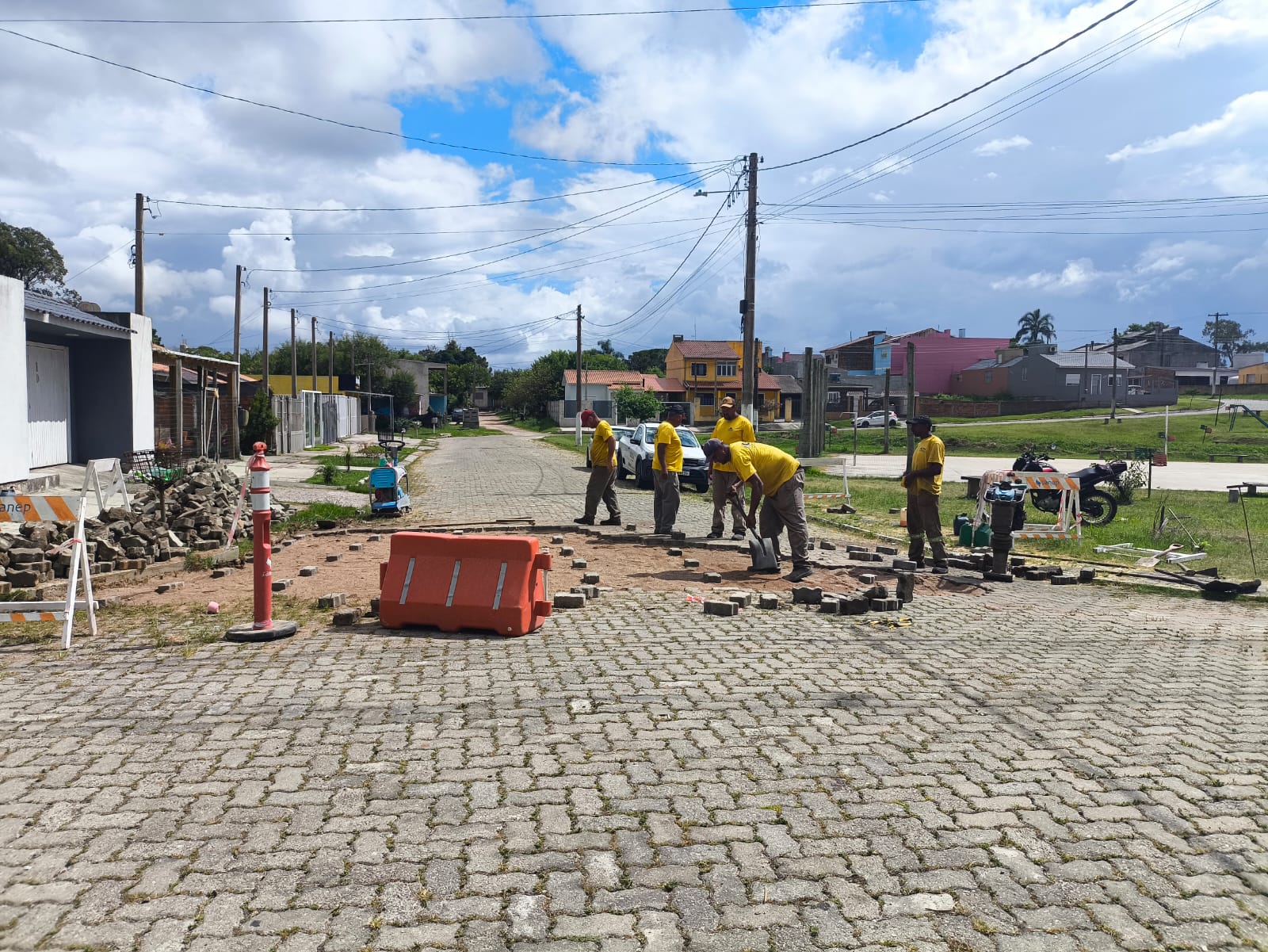 O serviço nas ruas de blocos do tipo Unistein teve início dia 29 de janeiro