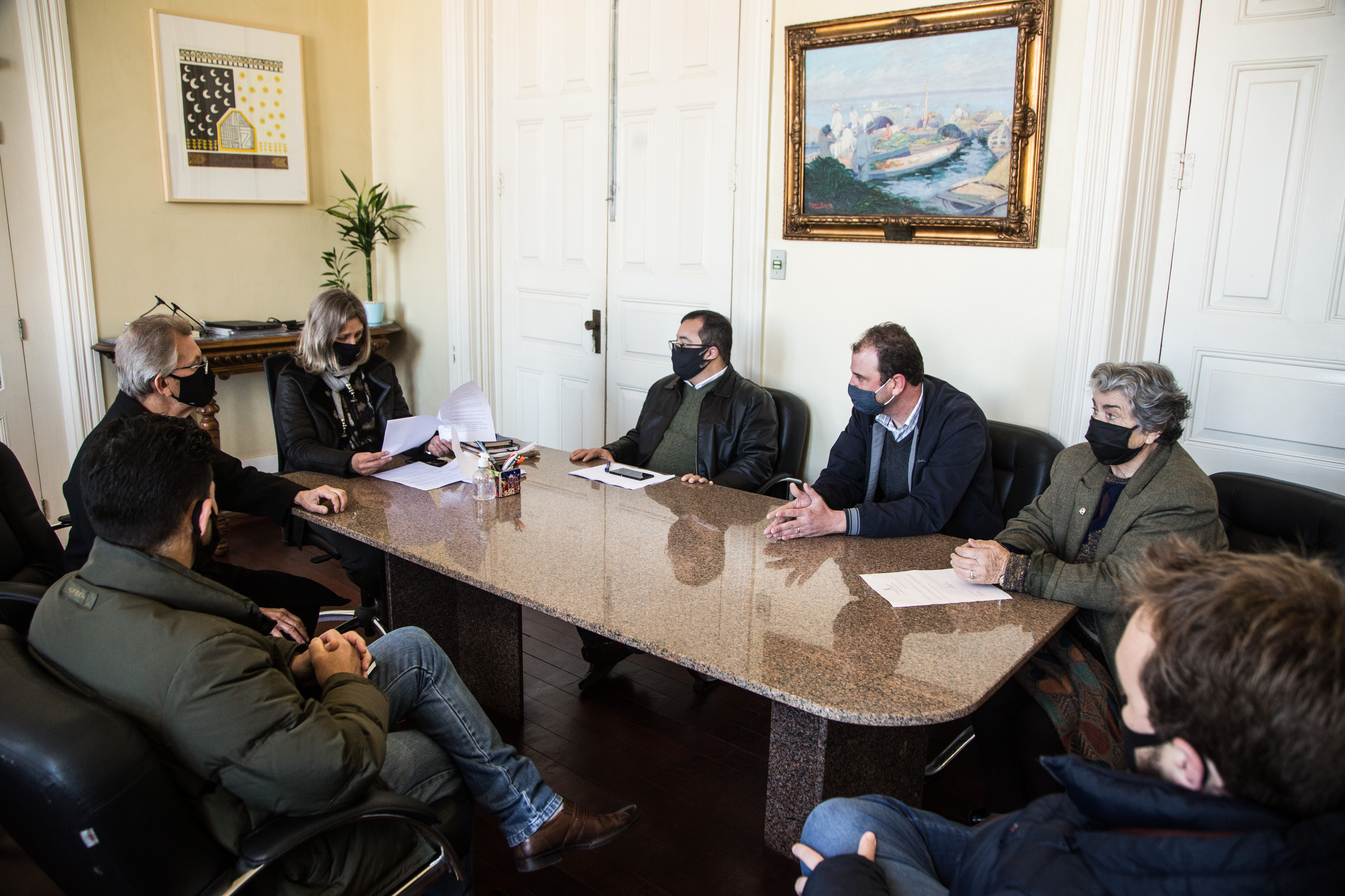 Prefeita discute proposta, durante reunião, com representantes da Fundação Gaúcha do Trabalho e Ação Social (FGTAS)