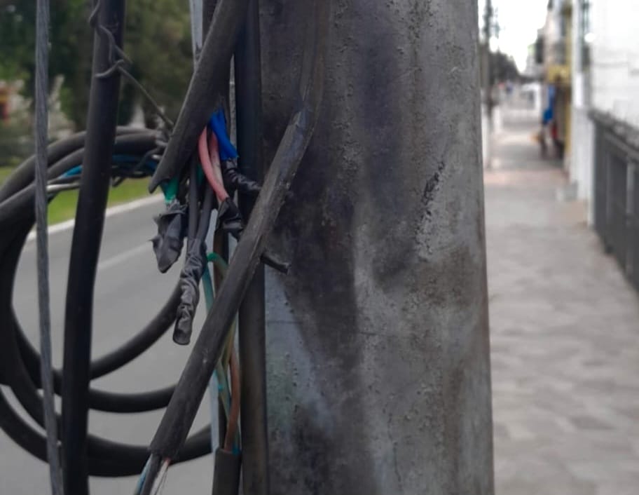 Delito provocou incêndio na controladora e no poste e prejudicou o tráfego de dois cruzamentos da avenida, uma das mais movimentadas do Centro da cidade