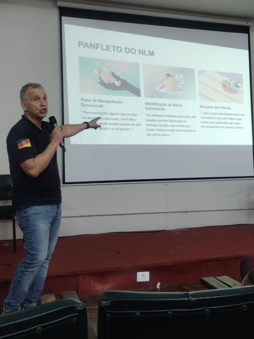 Durante o encontro, mais de 200 servidores municipais discutiram a respeito da exposição as telas, jogos que podem servir como veículo de disseminação de sinais que induzem crianças e adolescentes a violência