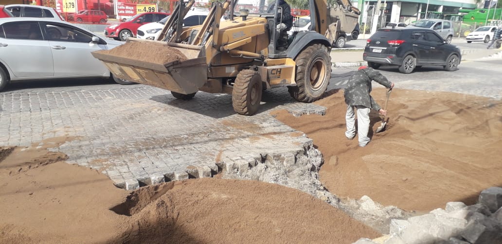 Calçamento danificado, sentido bairro/Centro, a partir da rotatória da avenida 25 de Julho, é recolocado em base nova