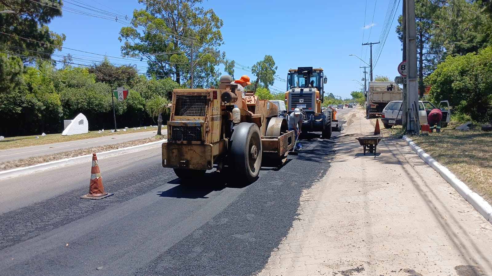 Secretaria de Obras e Pavimentação (Smop) usa 21 toneladas de asfalto em operação de reperfilagem do pavimento